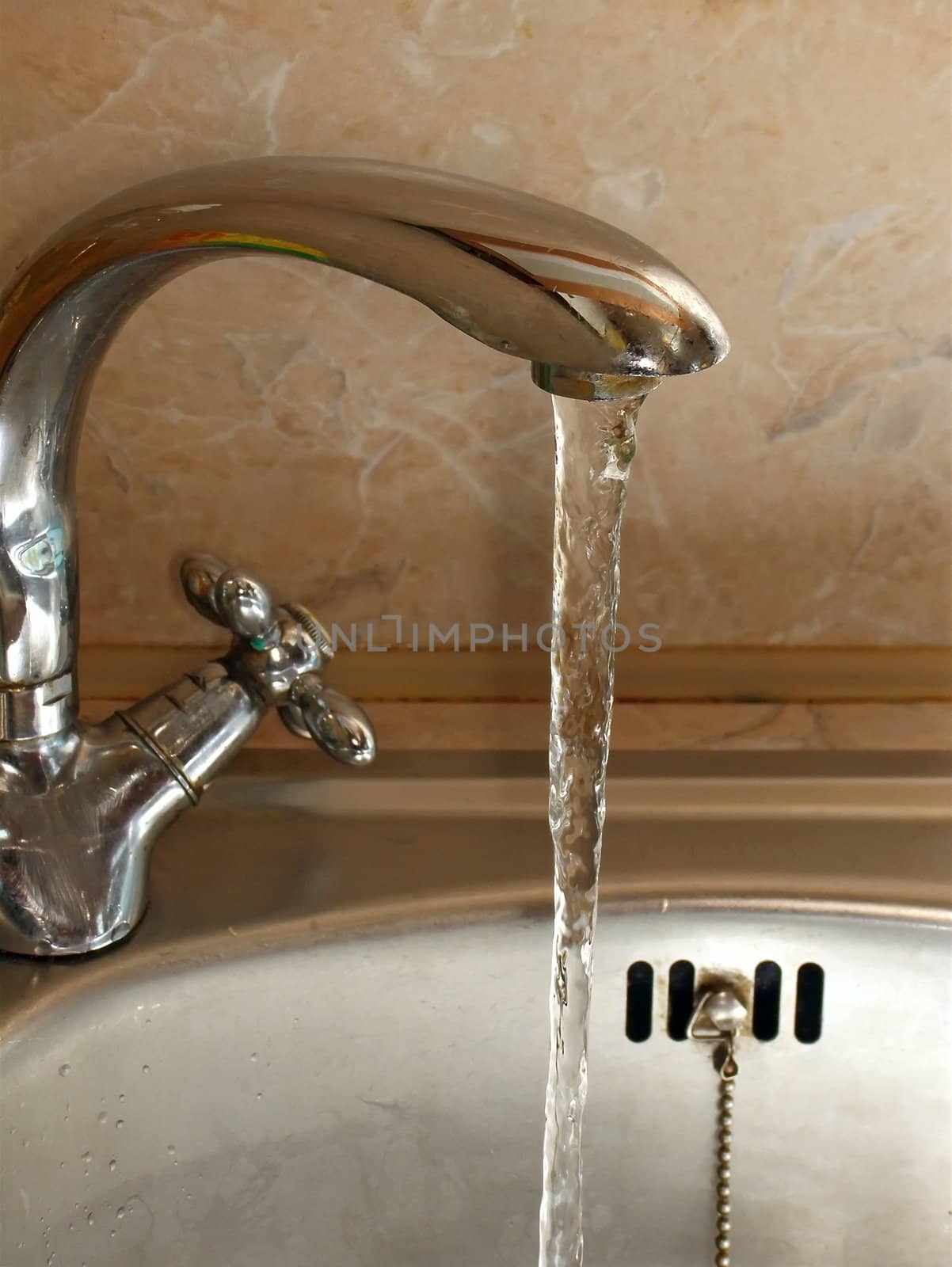 Tap with run water in the kitchen