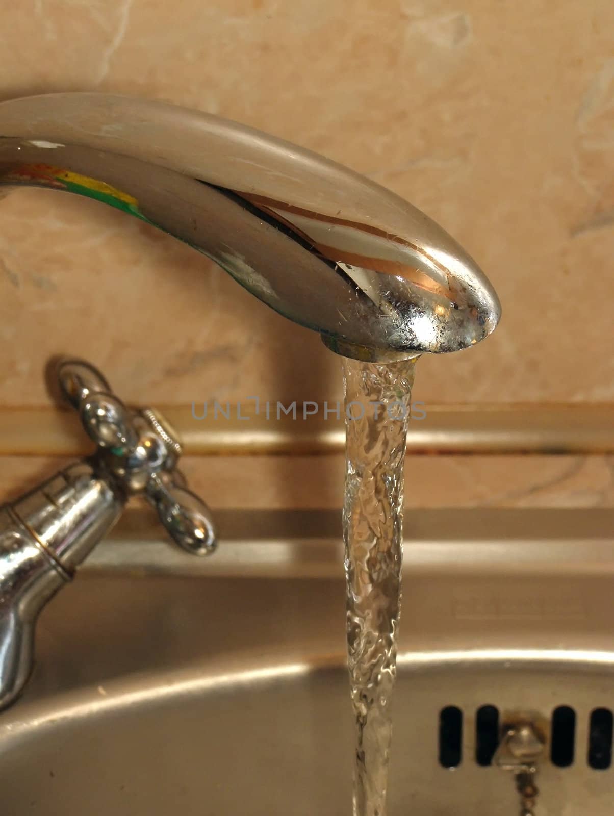 Tap with run water in the kitchen