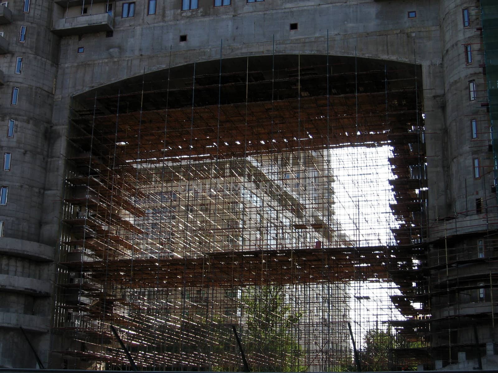 Big arch in scaffolding in new high house
