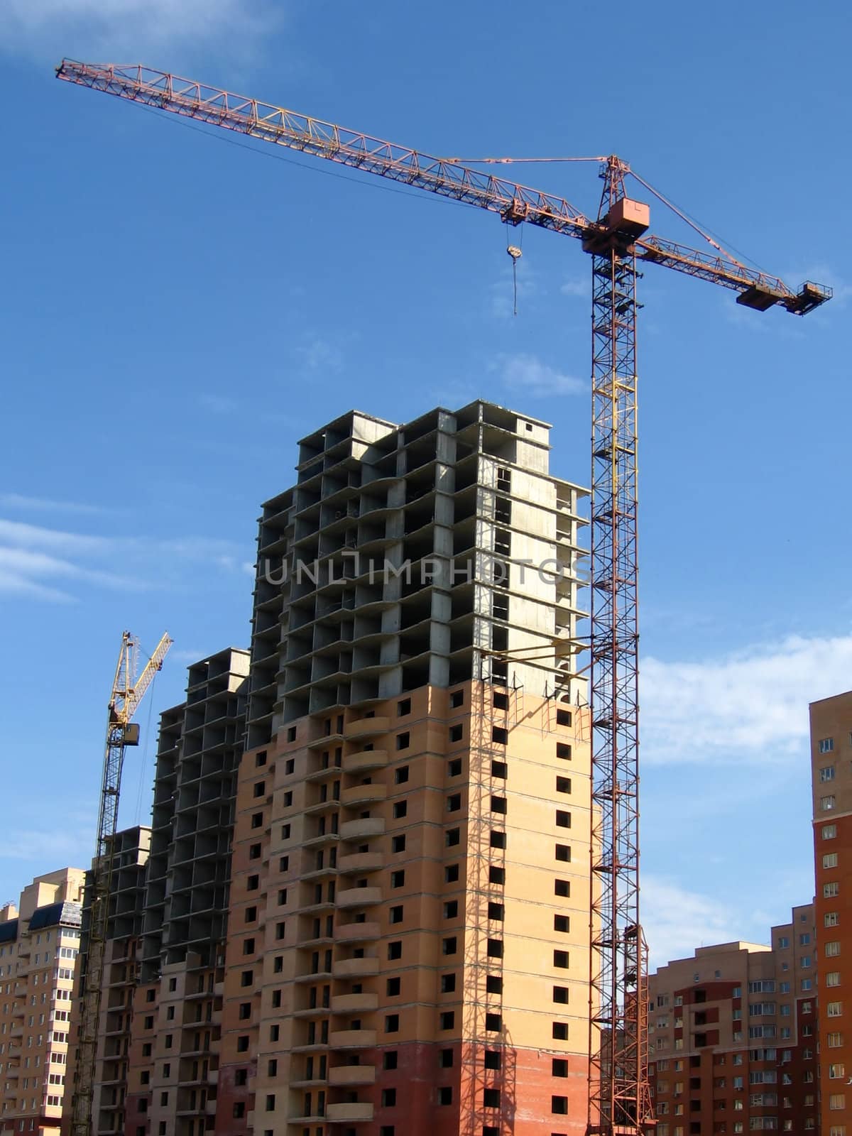 Crane near the new high house by tomatto