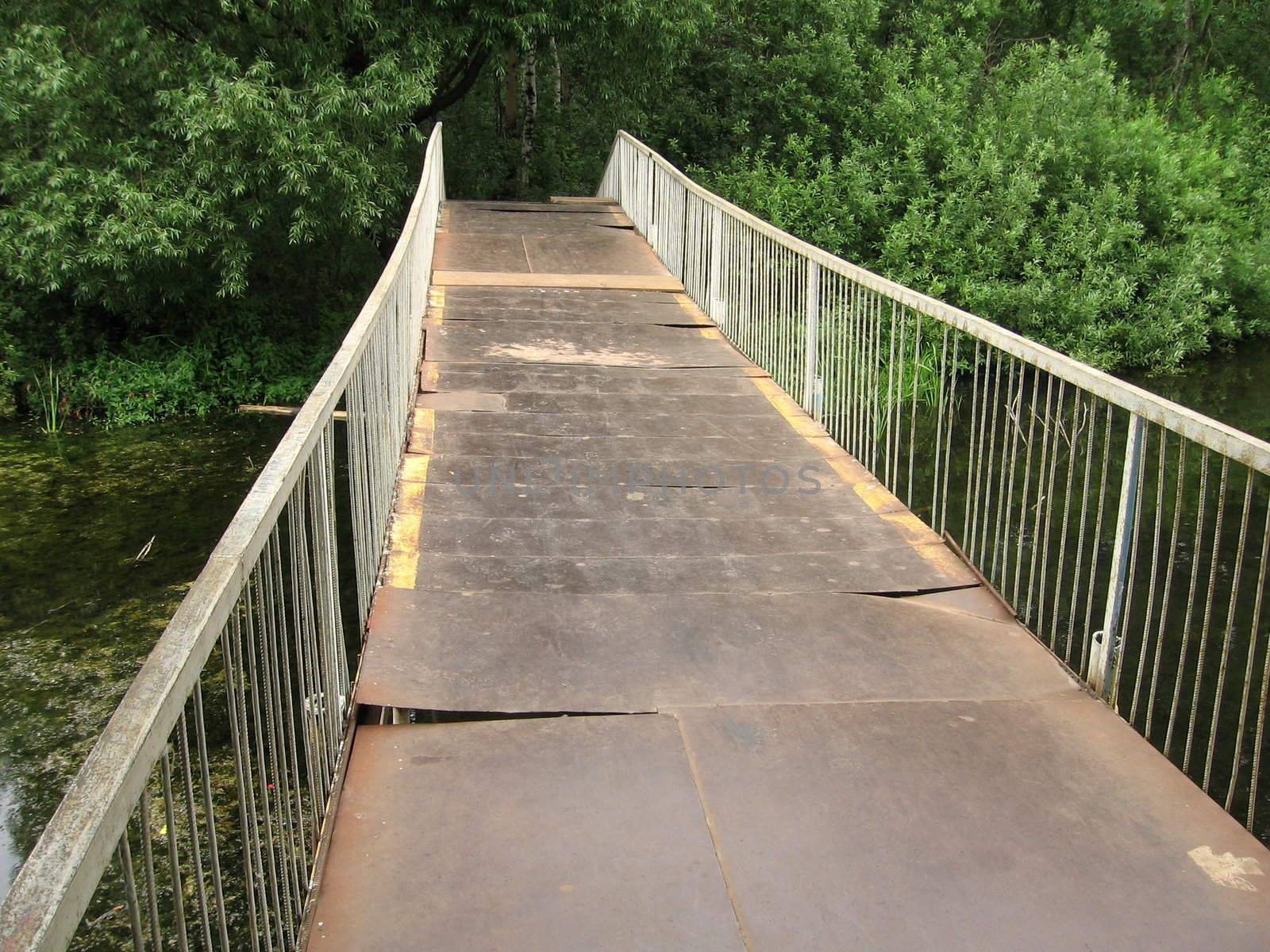 Old metal bridge by tomatto