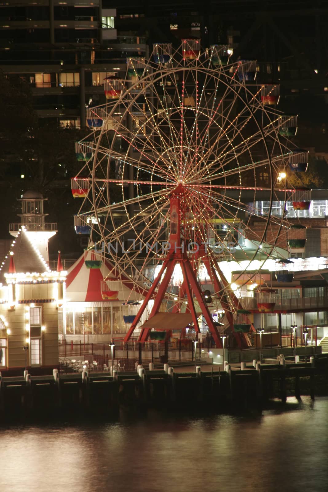 Ferry Wheel At Night by thorsten