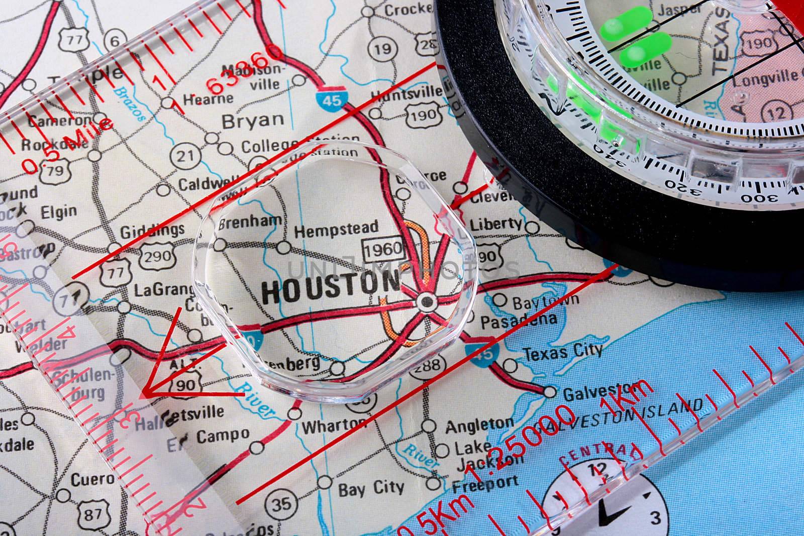 USA map with the city of Houston and a compass with magnifying glass over Houston.