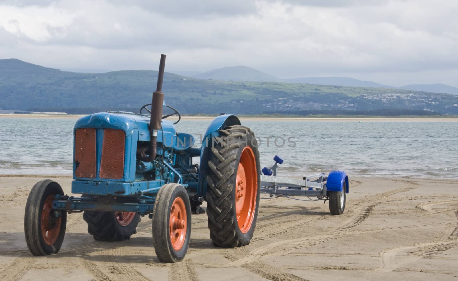 Tractor on the beach. by groomee