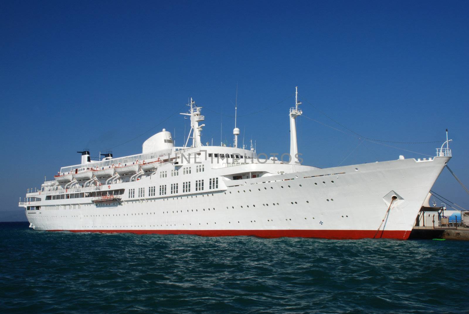 White cruise ship by fyletto