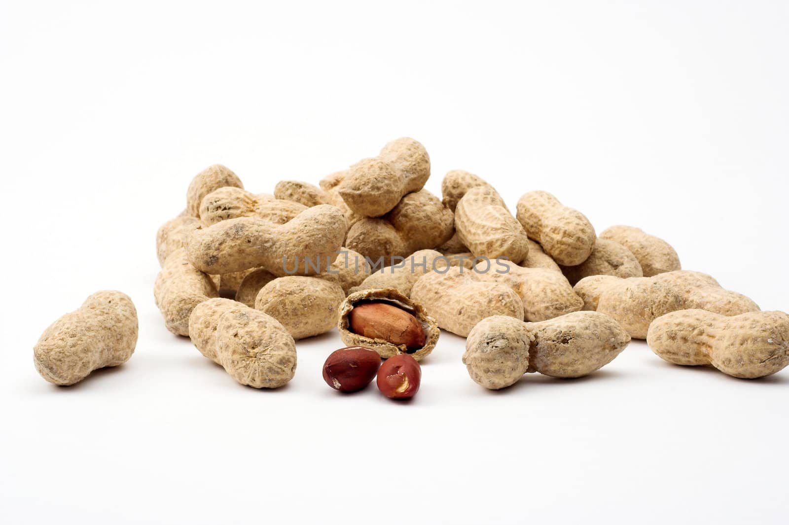 Peanuts close up by alexkosev