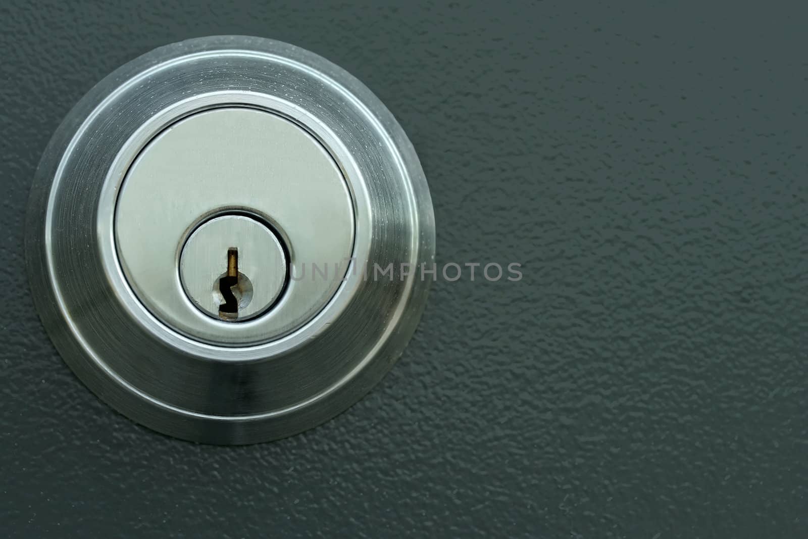 Metallic door lock and keyhole