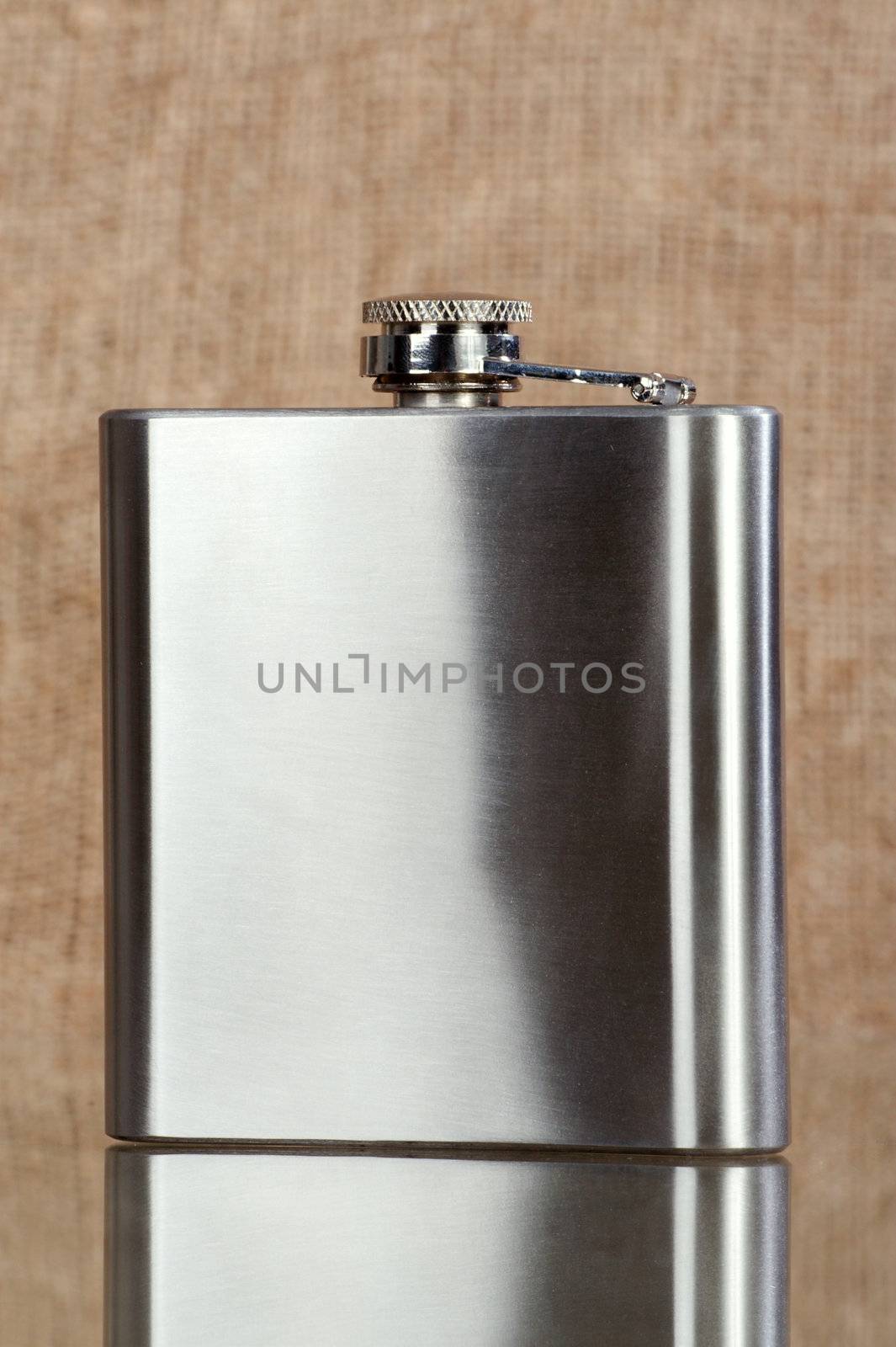metal flask by Goruppa