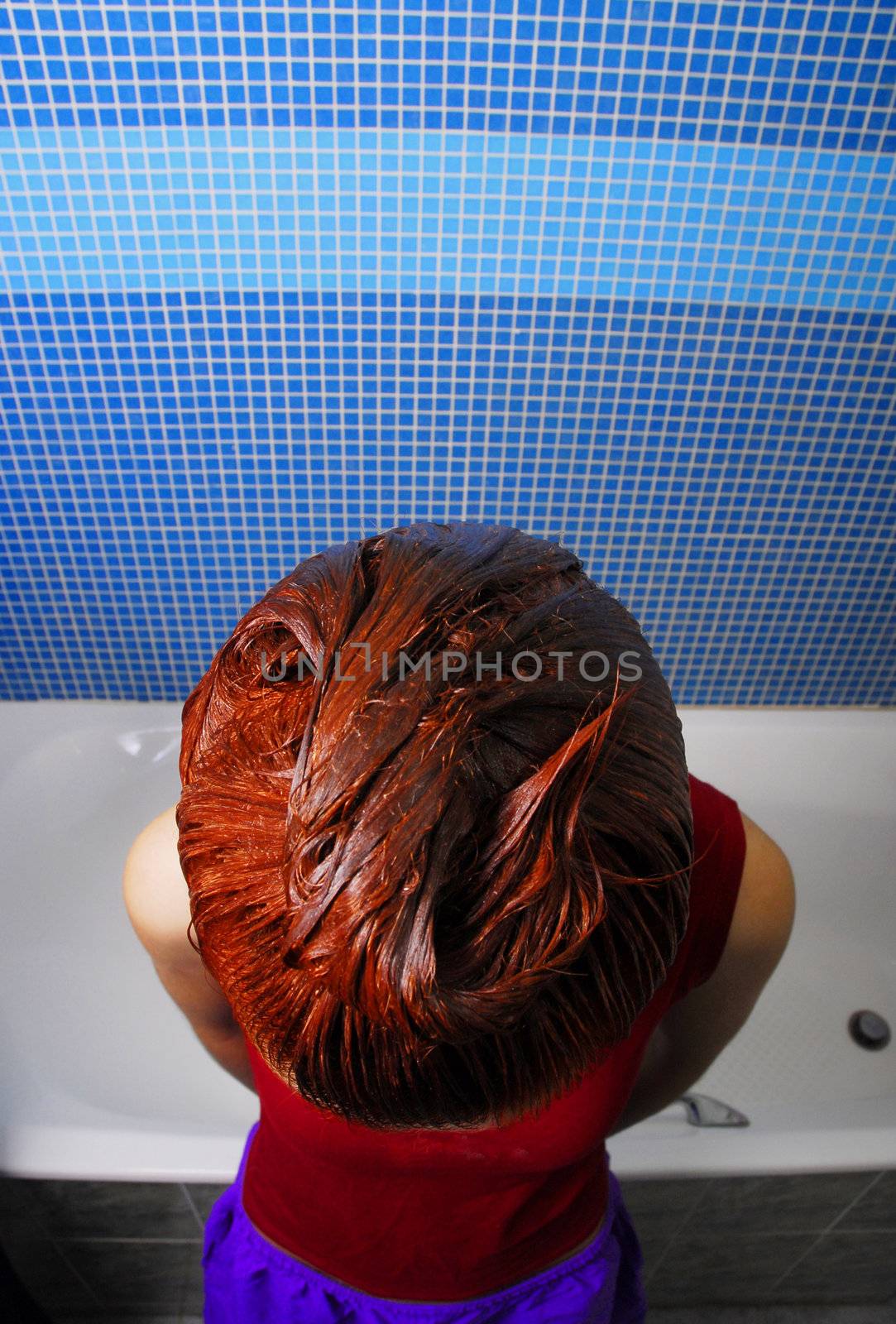 Hair dyeing in bathroom by Mimal