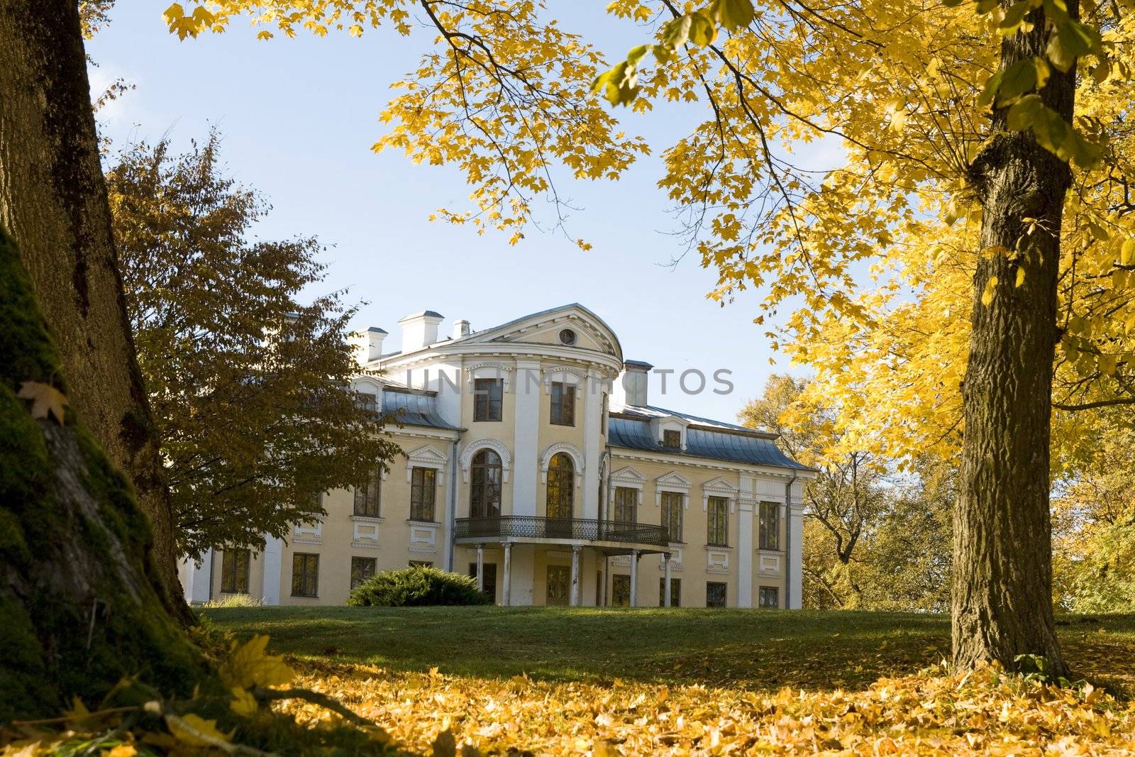 Old manor house in its own park 