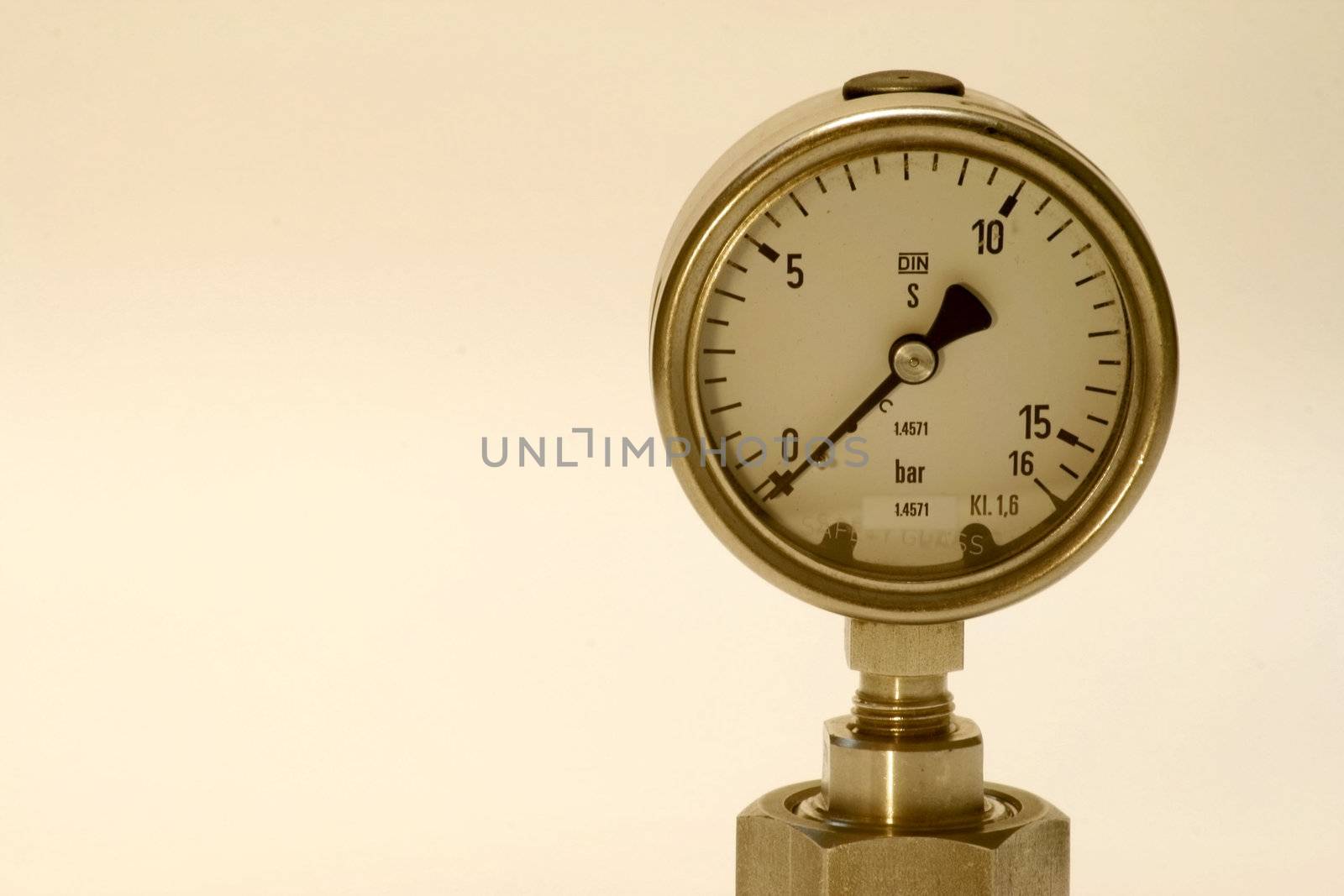 Mechanical Pressure Gauge used in hydrotest of vessel in DIN and SI units