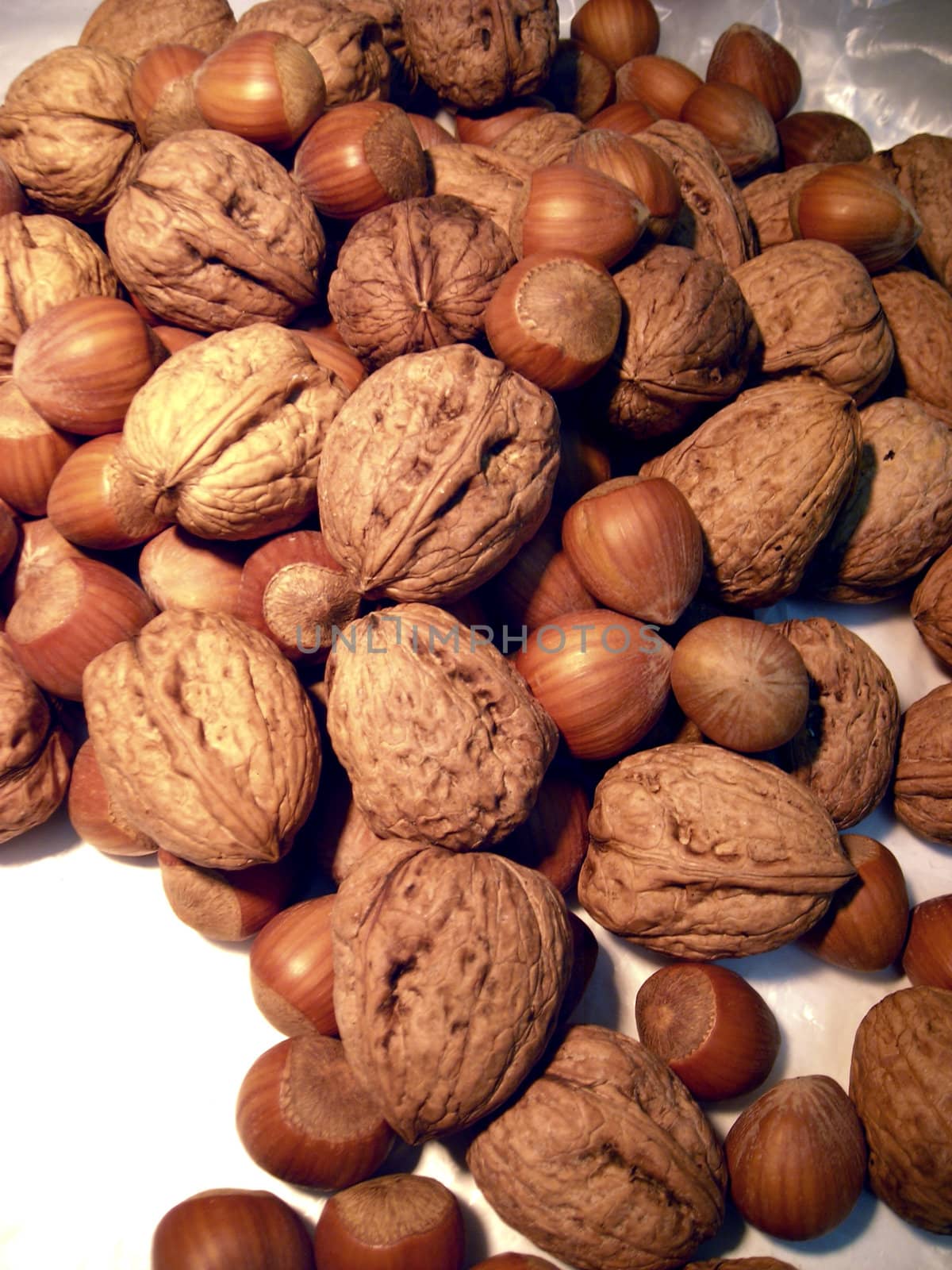 A group of walnuts and hazelnuts.