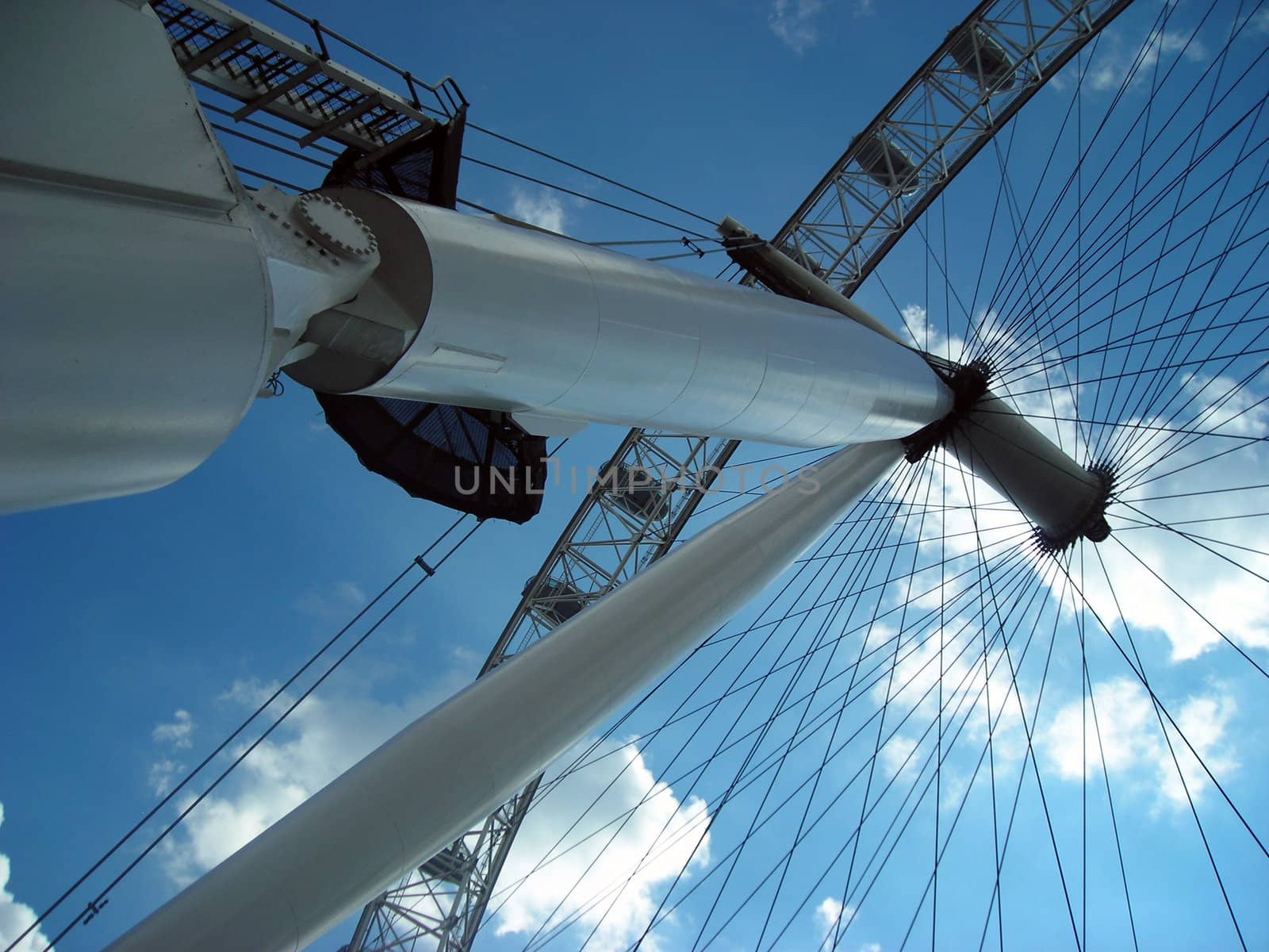 Bottom view of the mechanical estructure of the London eye big wheel