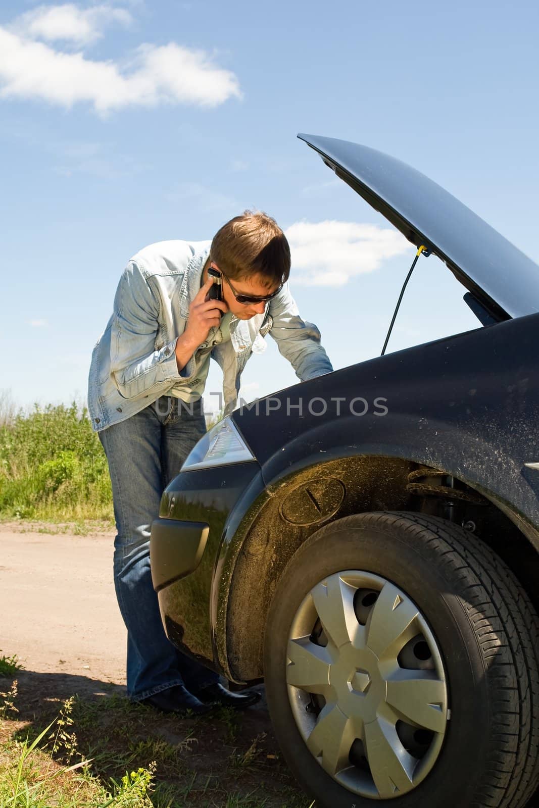 How to repair the car. The young man consults by phone.