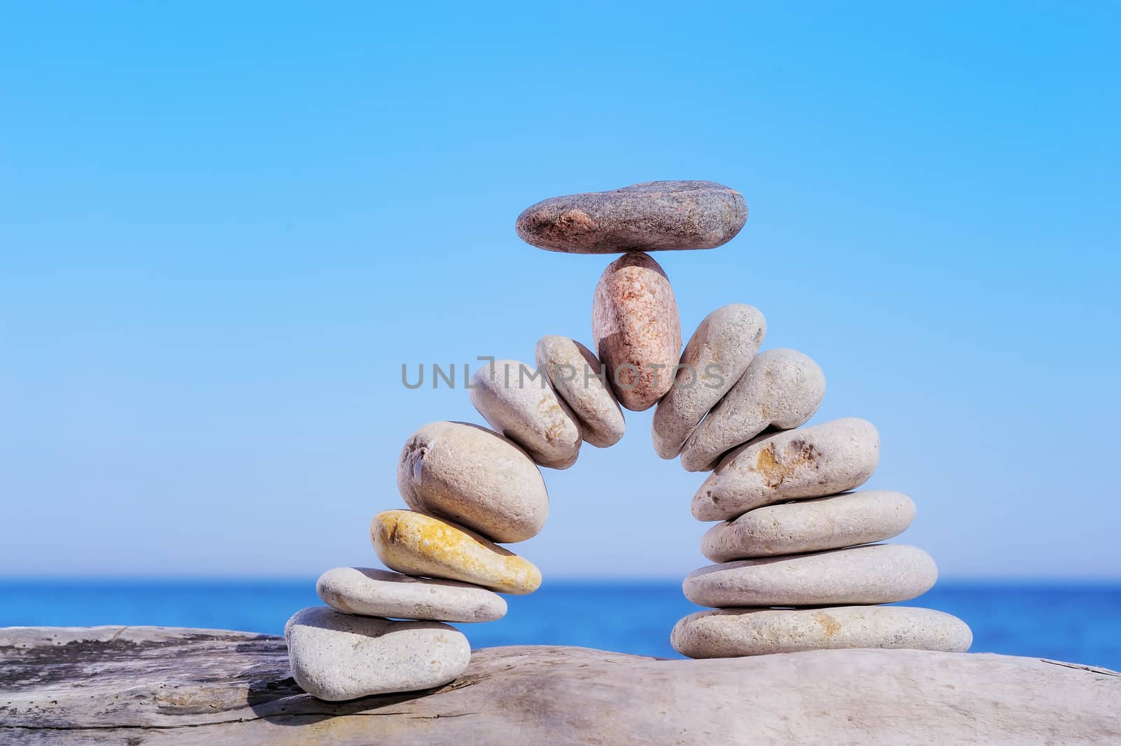 Pebble in the center of the bending of the stone arc