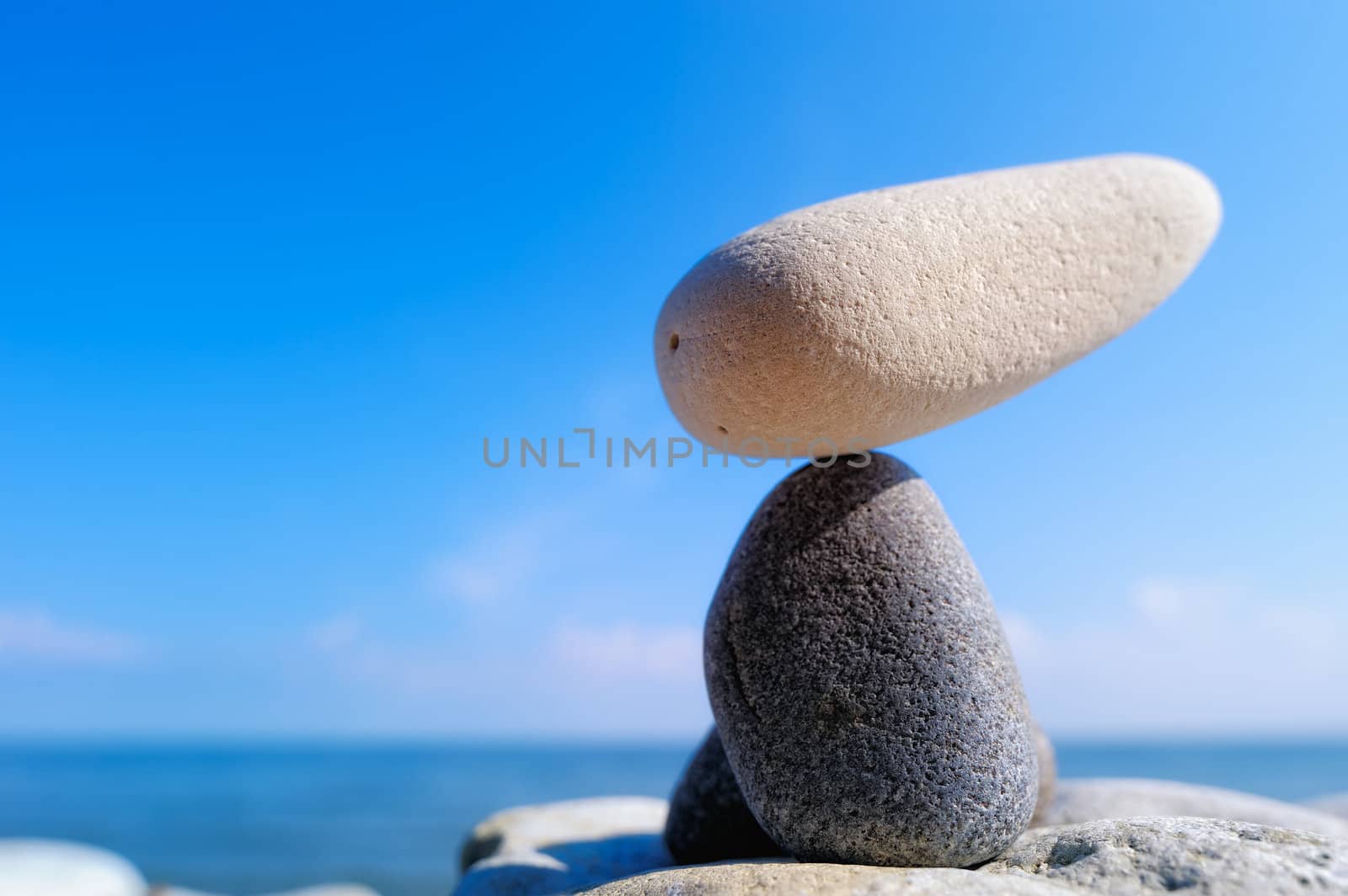 White pebble top off on the dark stone