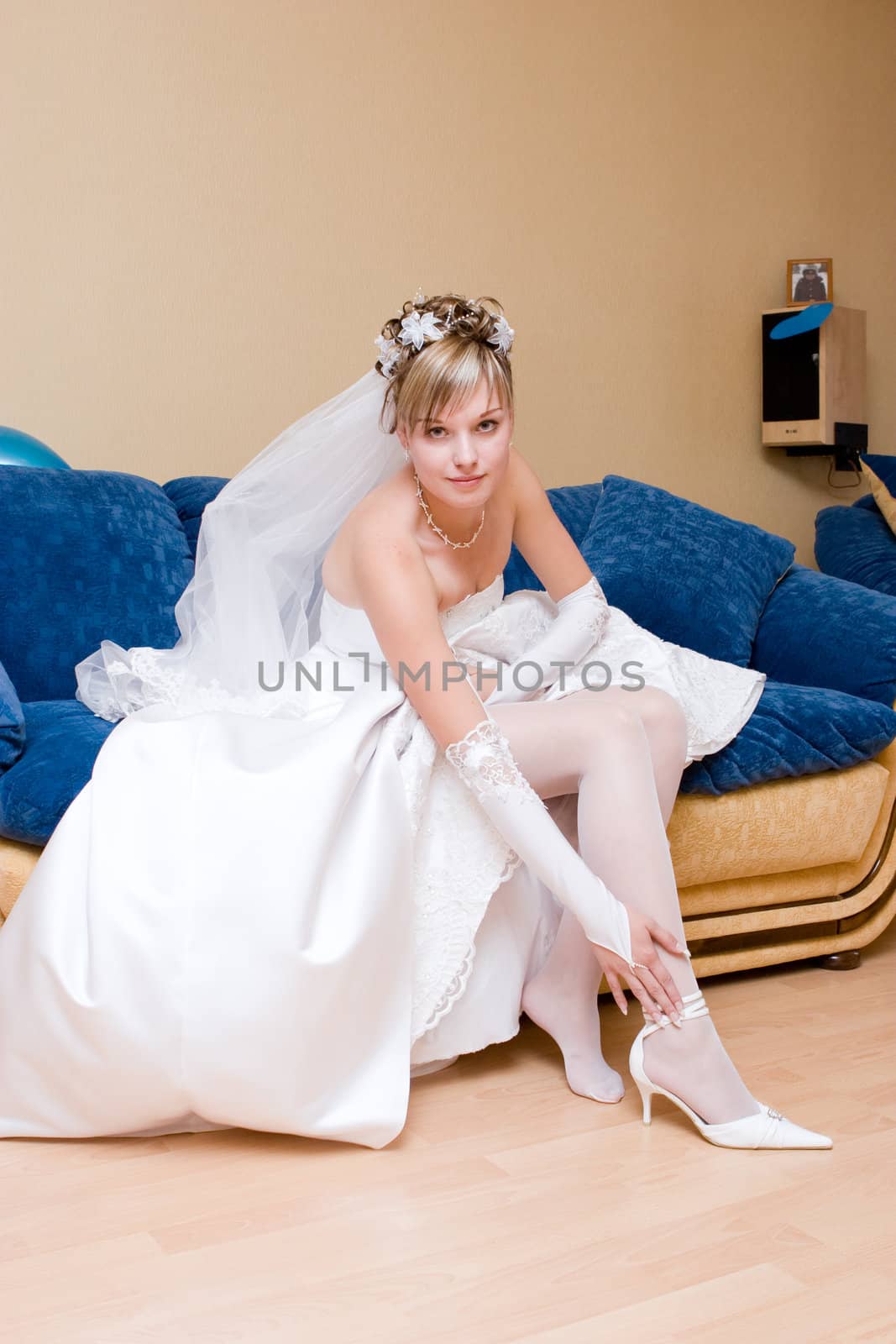 bride puts on a shoe