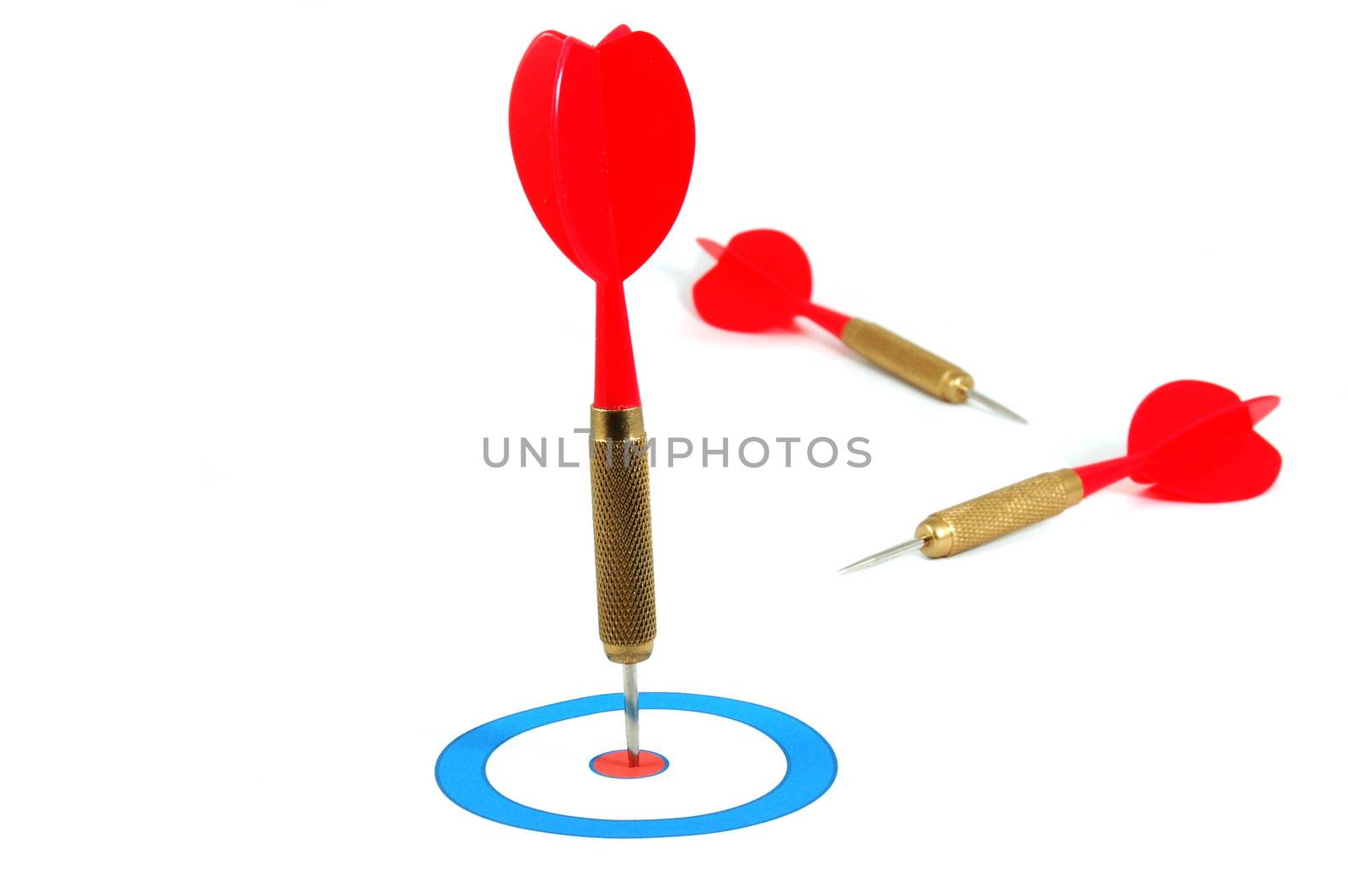 successful dart arrow hit the target or the objective or goal