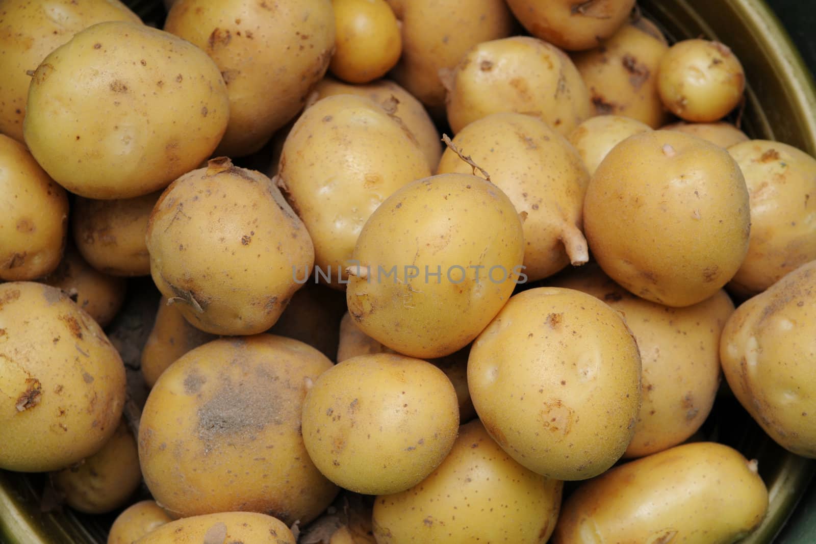 Raw potatoes by Yaurinko