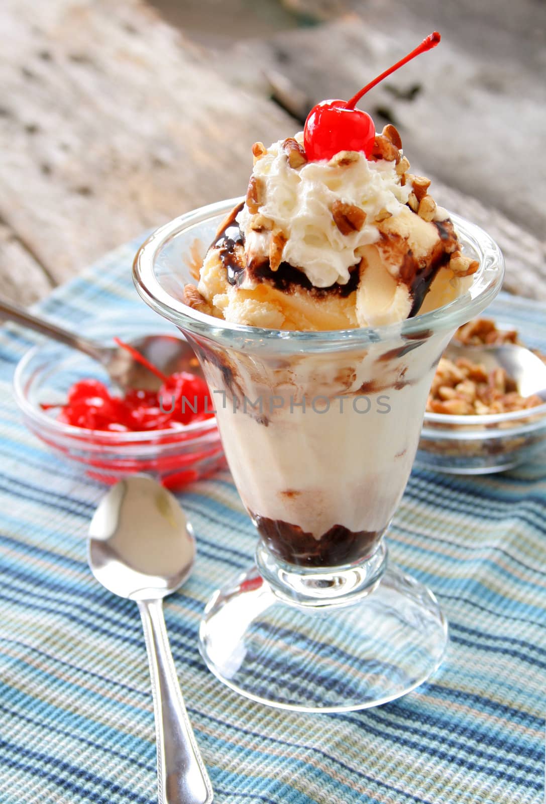 A hot fudge sundae with toppings.