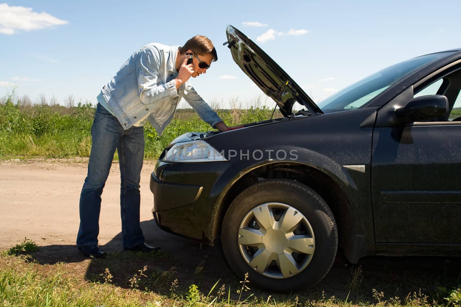 How to repair the car. The young man consults by phone.