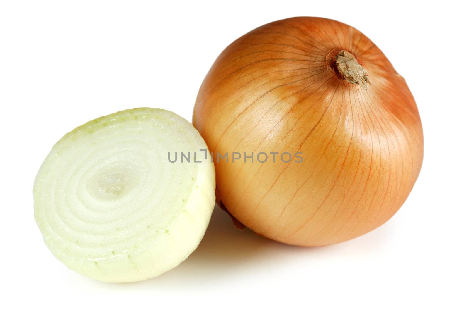 Photo of two onions, one full with the skin and one sliced in half.