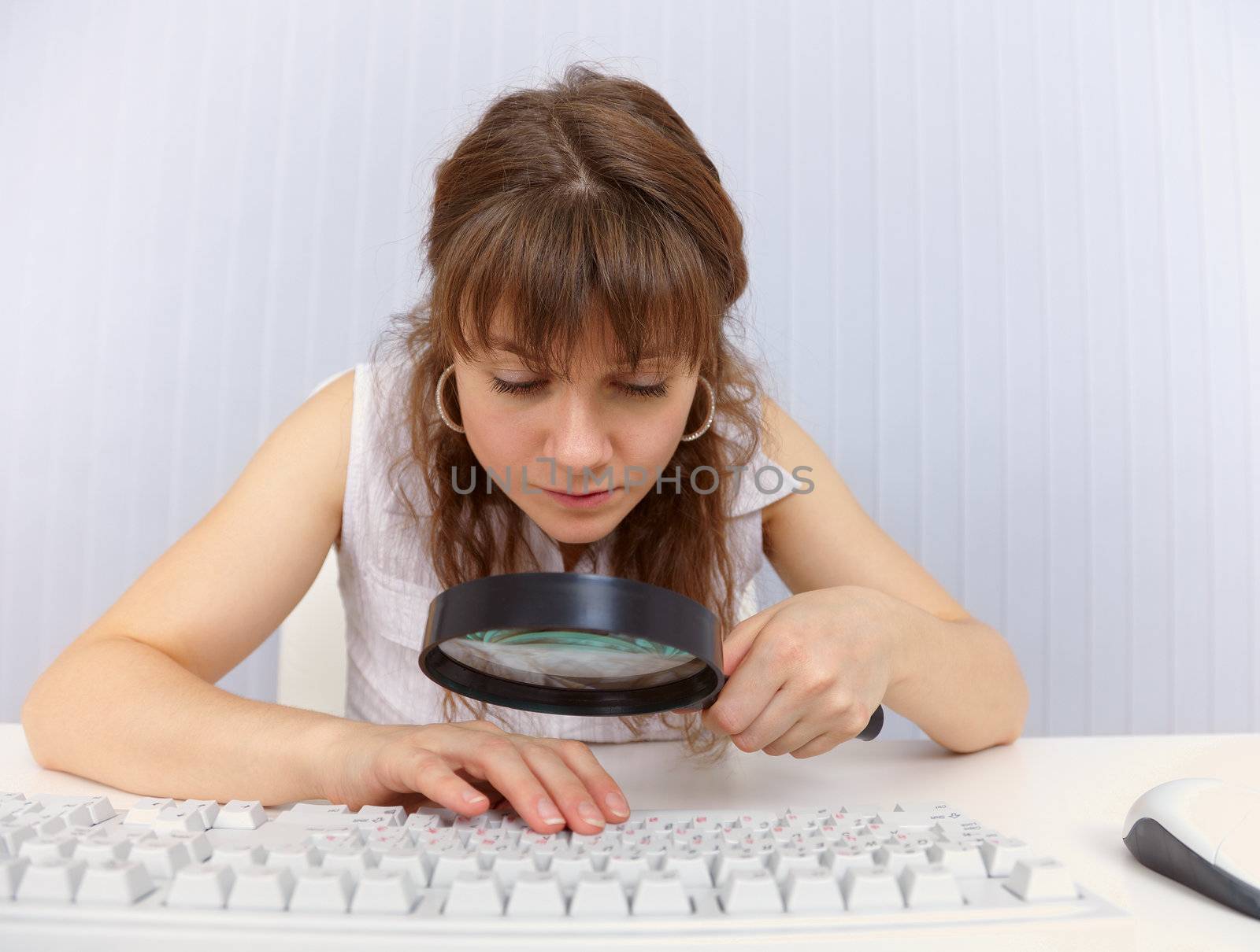 A woman with poor eyesight to work with the computer keyboard