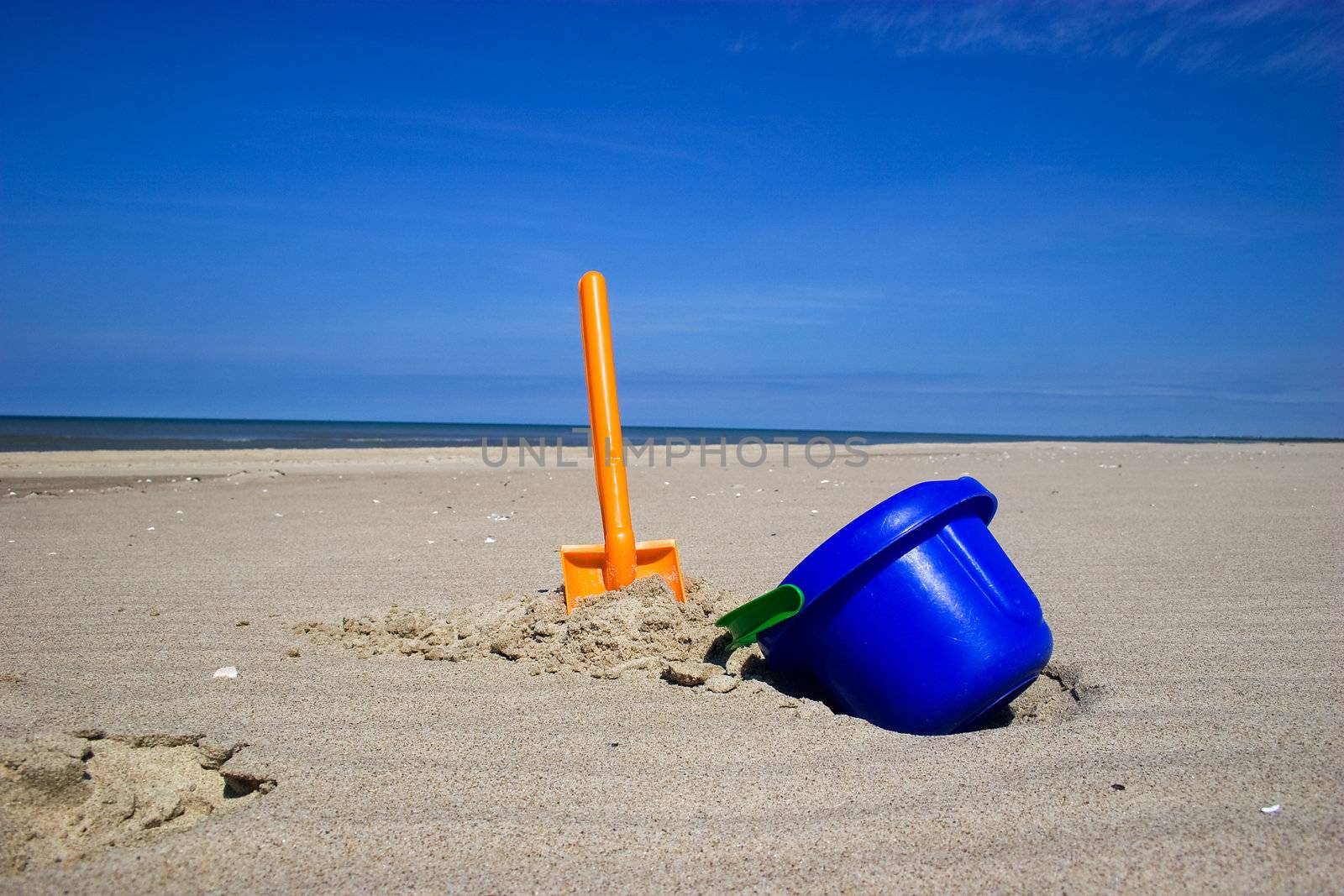 Beach spade and bucket by ints