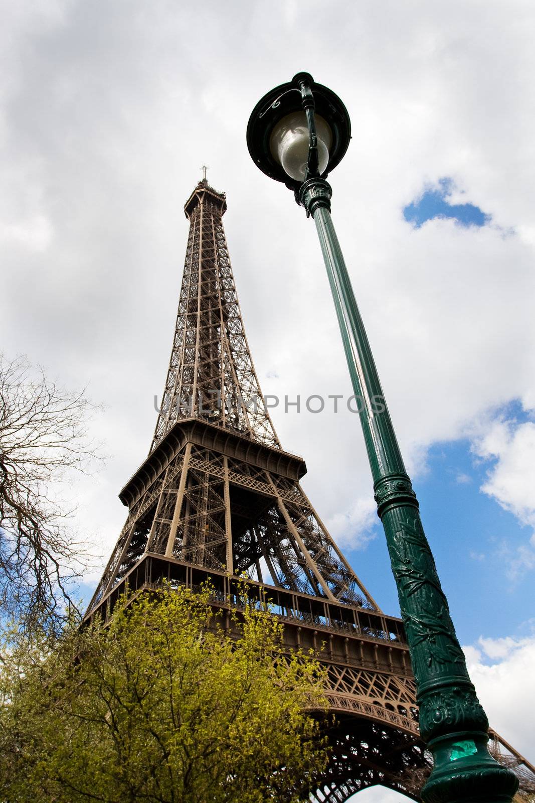 Eiffel tower and Street lantern by ints