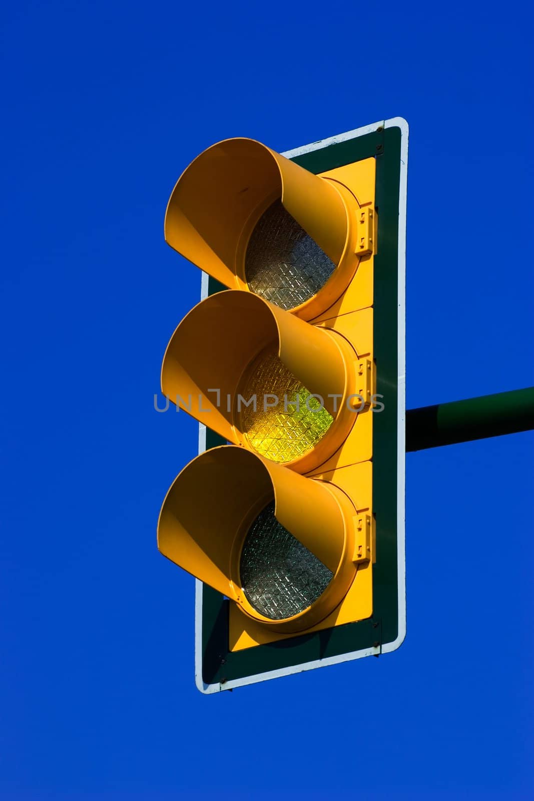 Yellow trafic light by ints