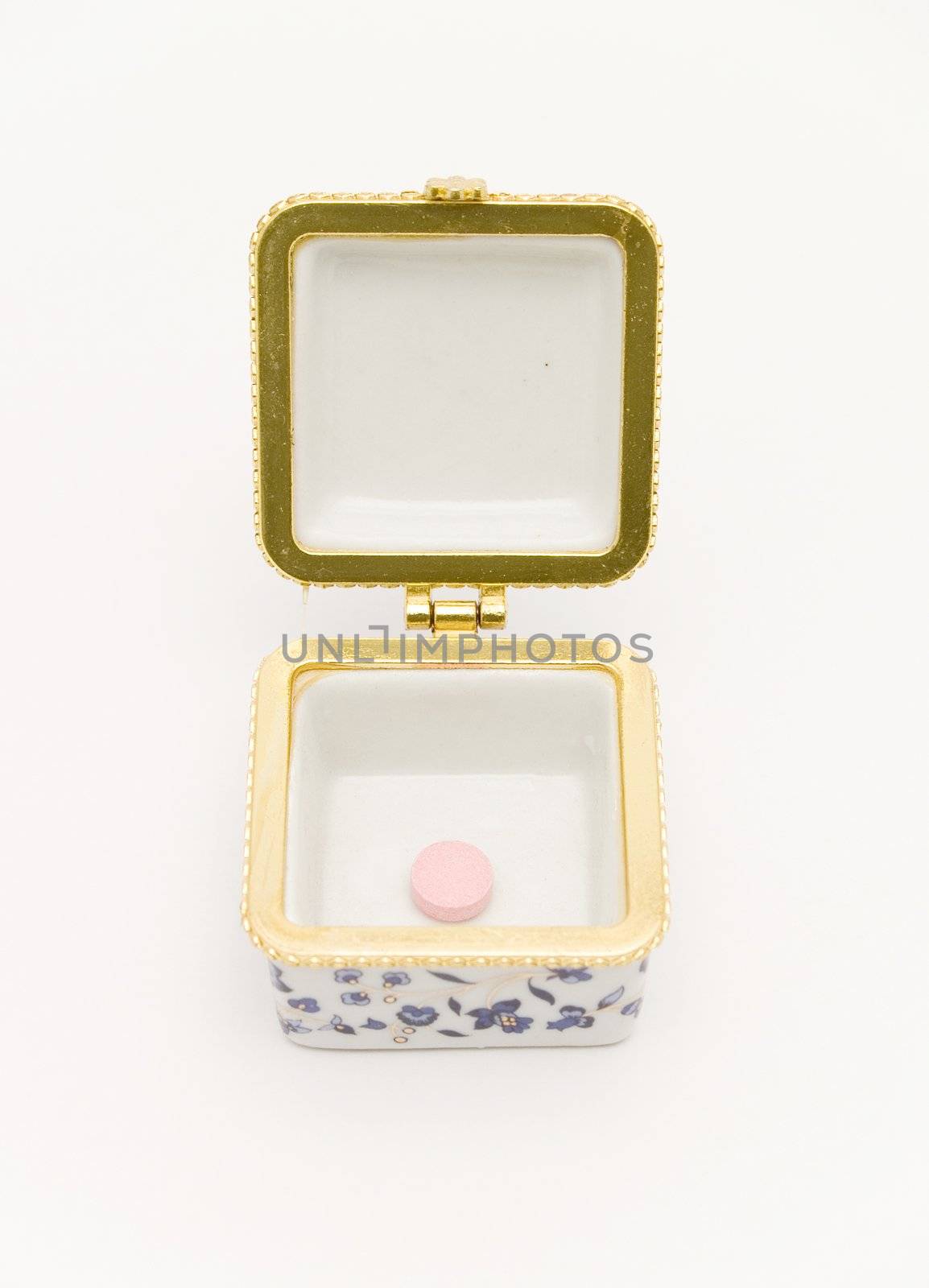 Chinese porcelain pillbox by lauria