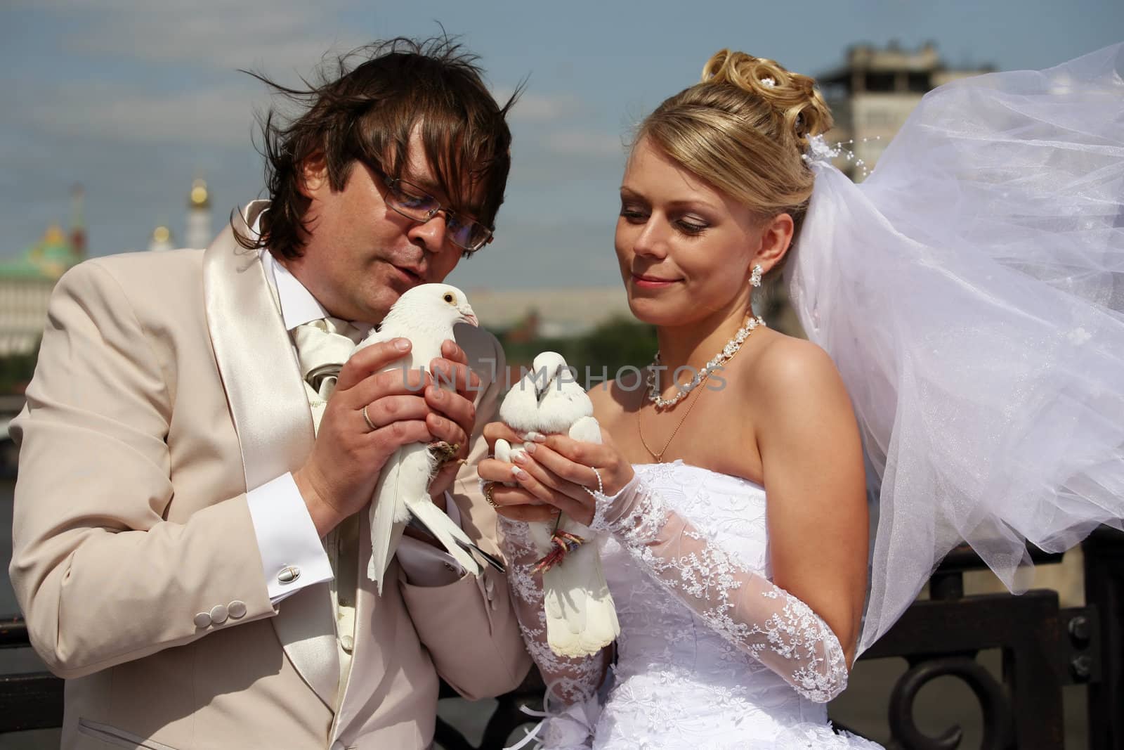 The groom and the bride with white pigeons