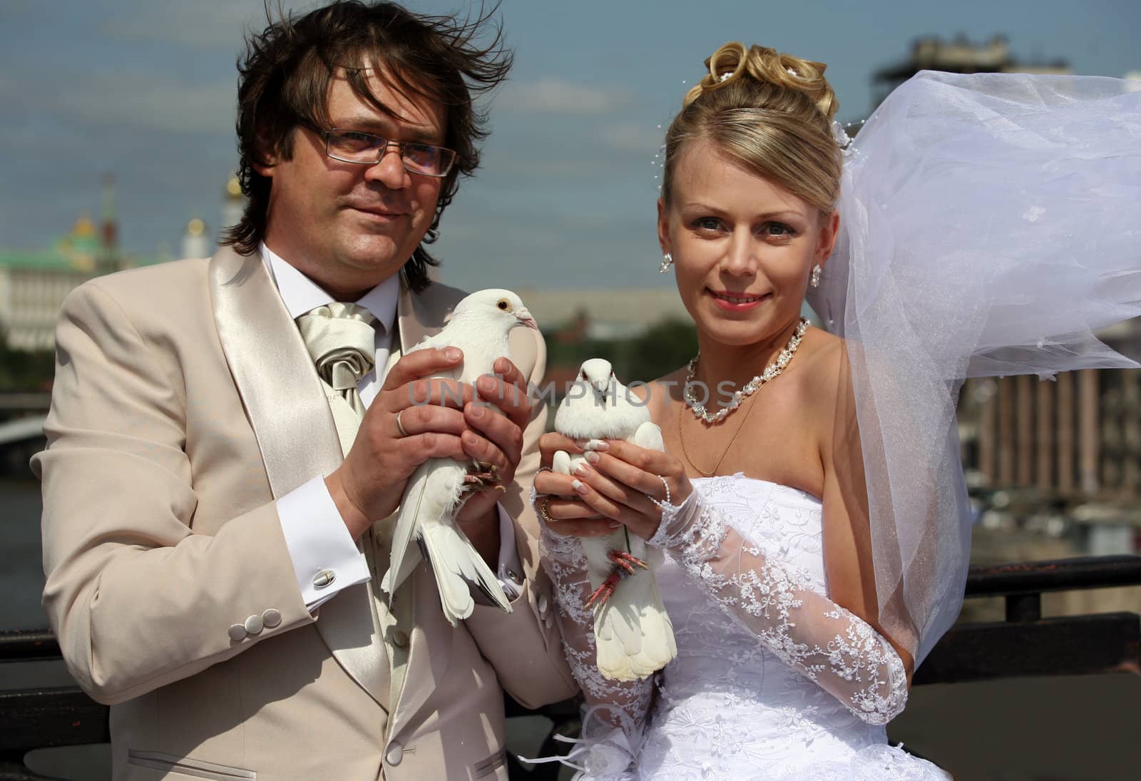 The groom and the bride with white pigeons