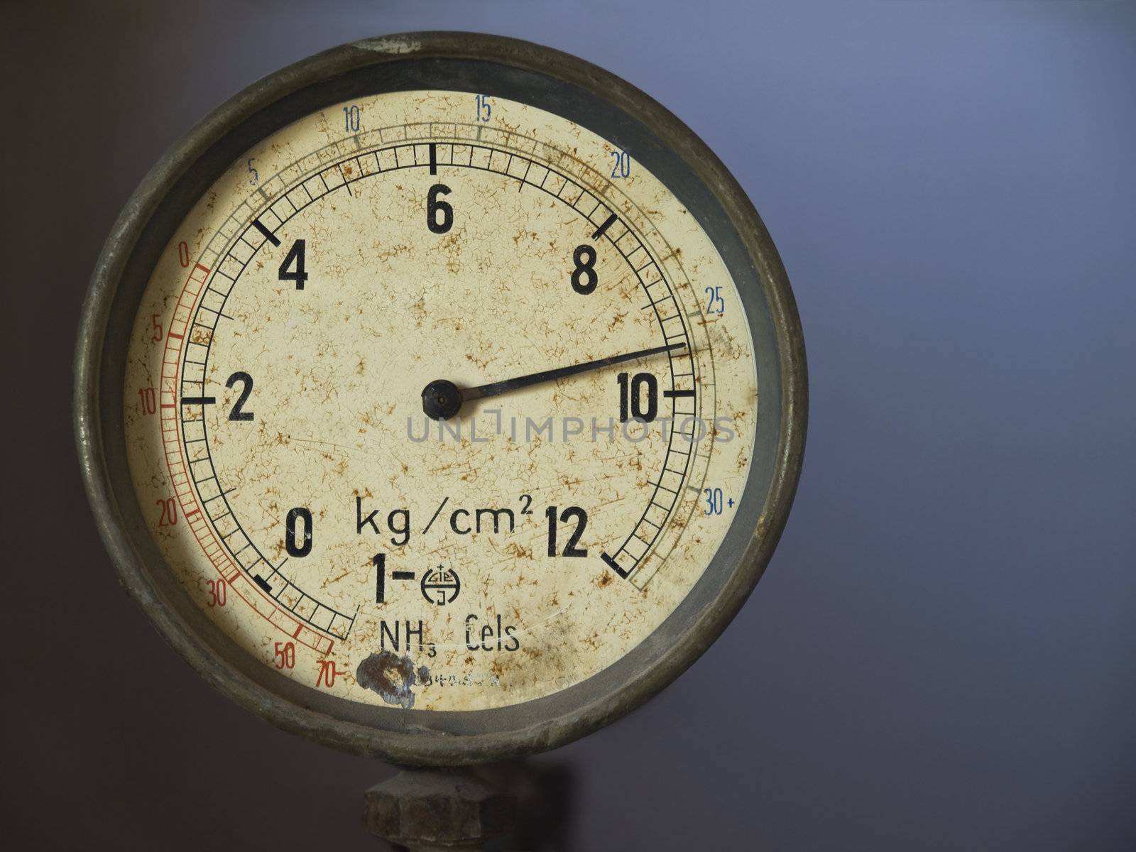 Close up on an old mano vacuum meter.