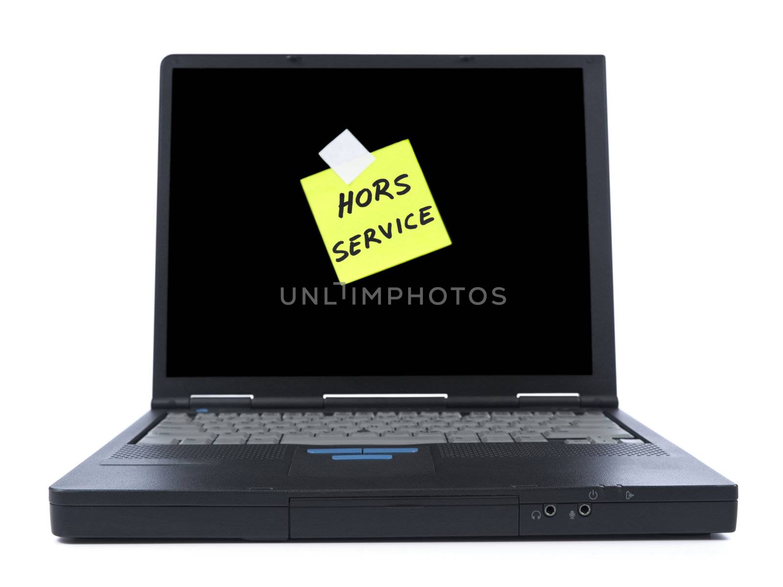 Black laptop with a sticky note in french meaning Out of Service. Isolated on white.