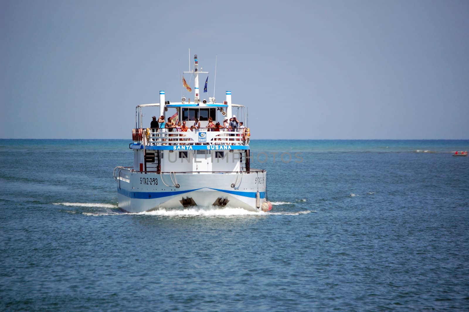 barco turista recorrienso el rio ebro by higiniochaves