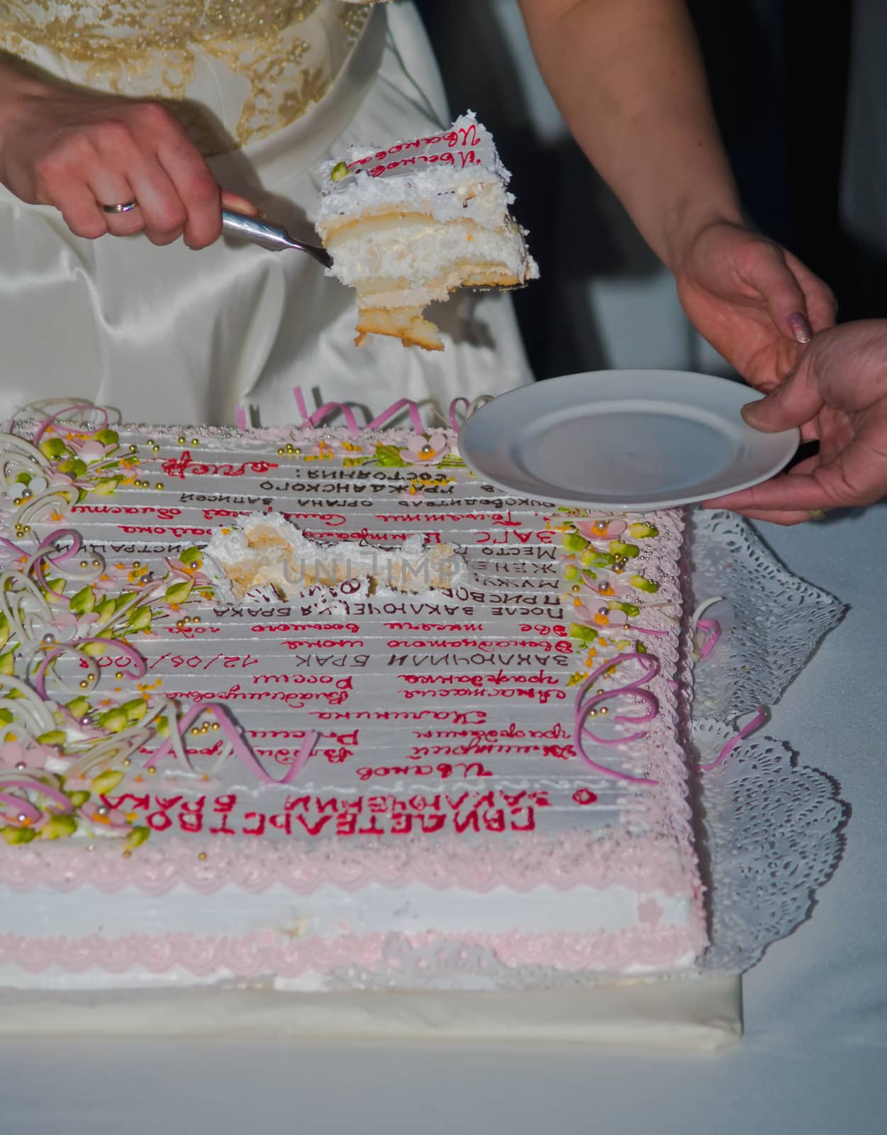 Beautiful bride cutting tasty wedding cake