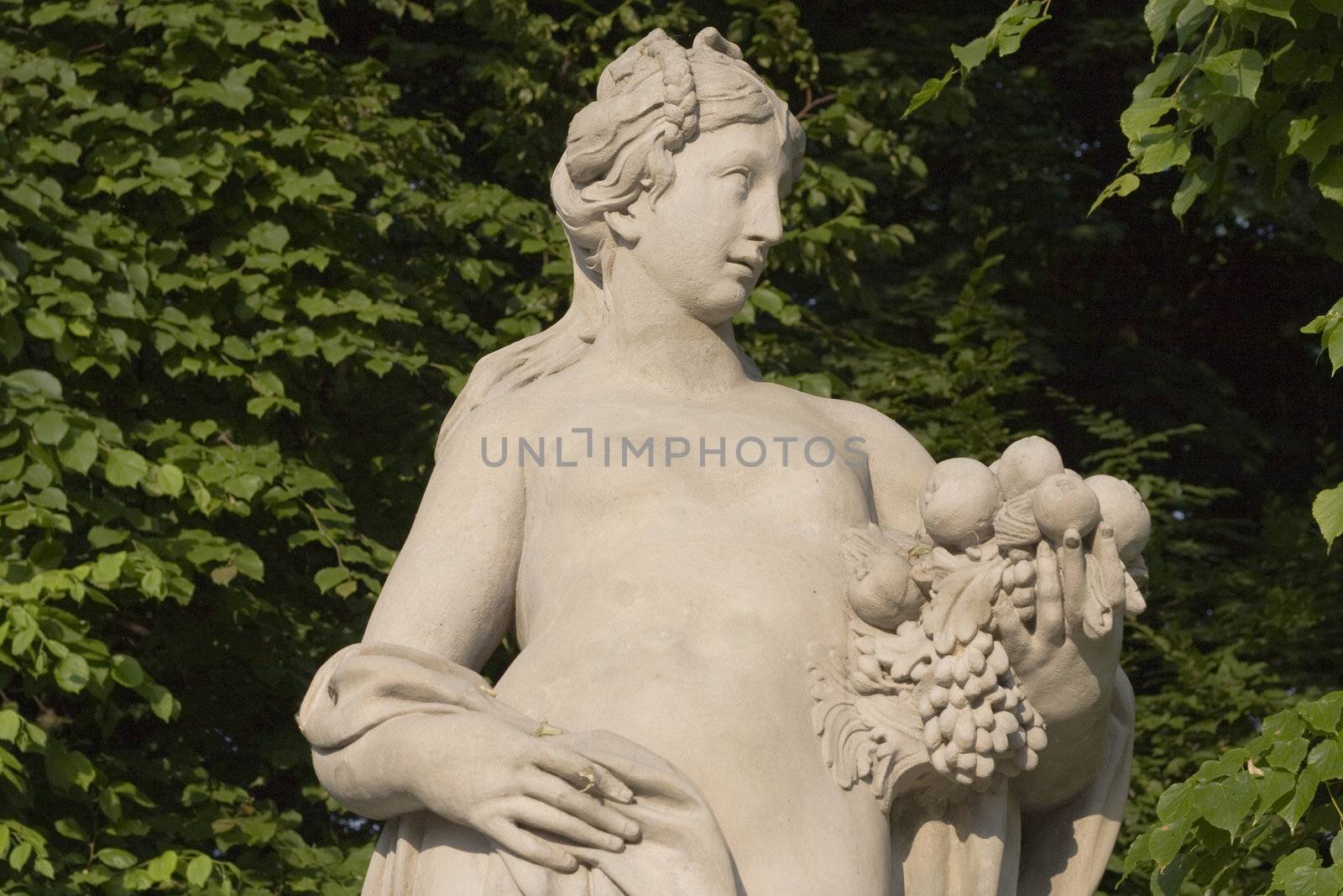 monument of a lady with fruits