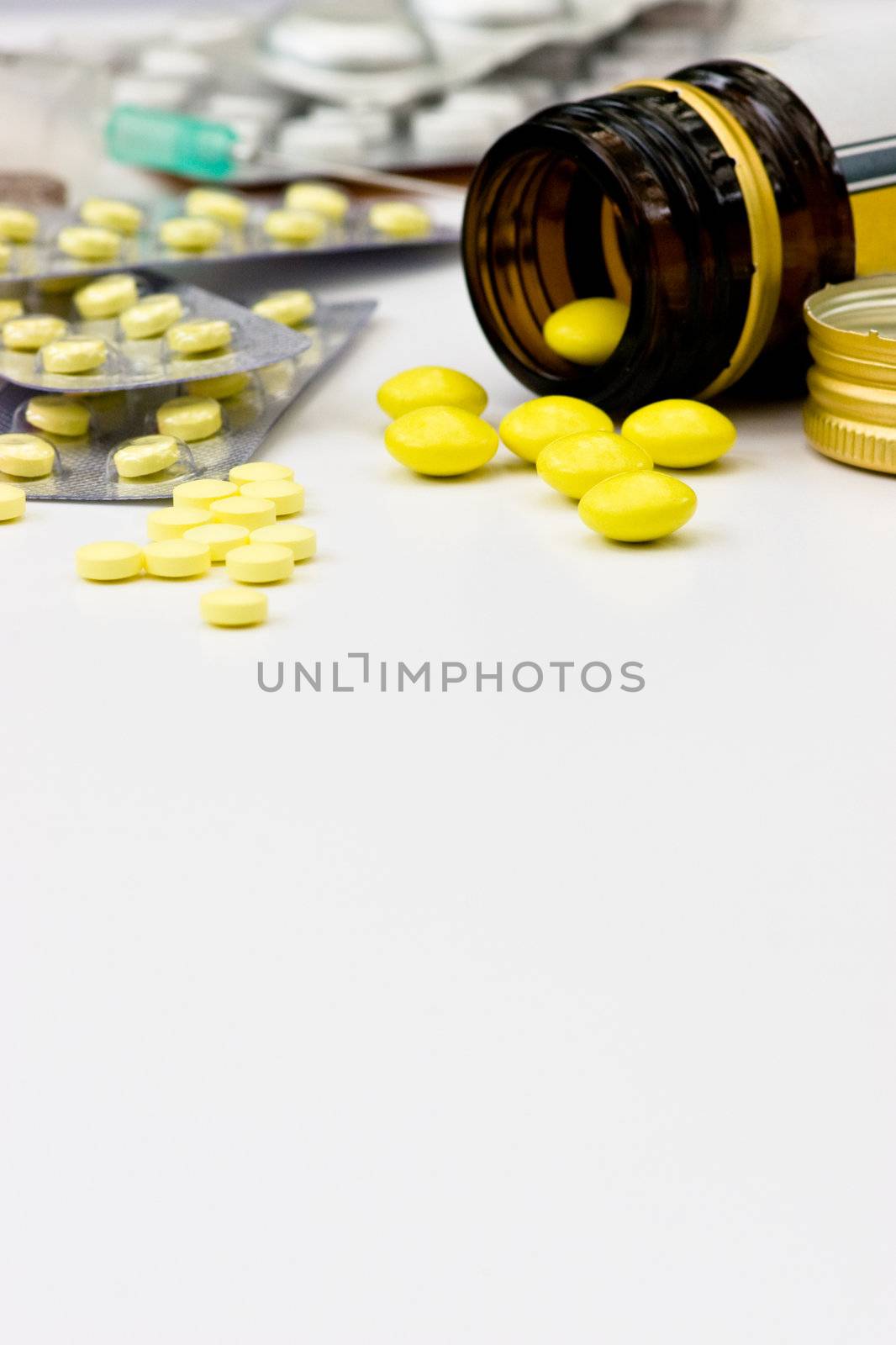 Yellow pills by naumoid