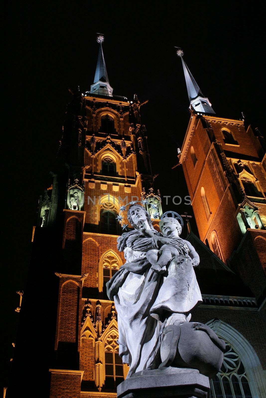 Saint marie with Jesus child, St. John`s Cathedral in background