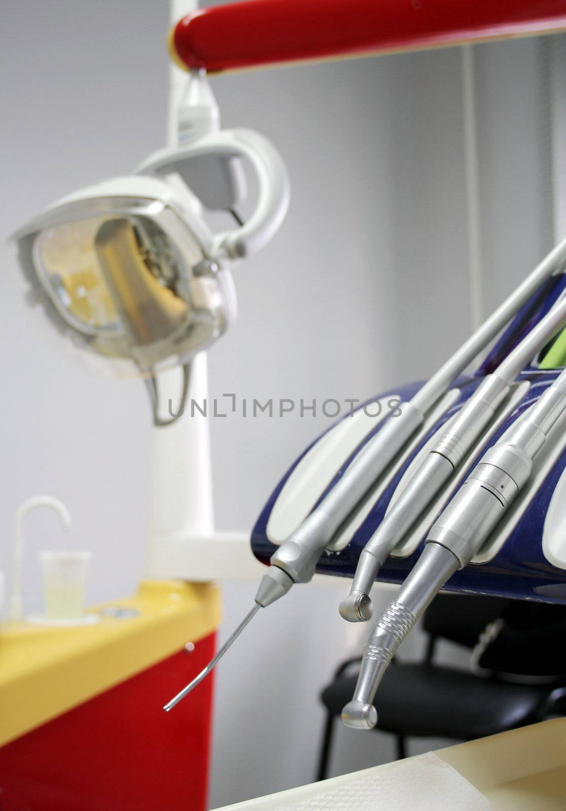 Instruments and equipment of the dental cabinet