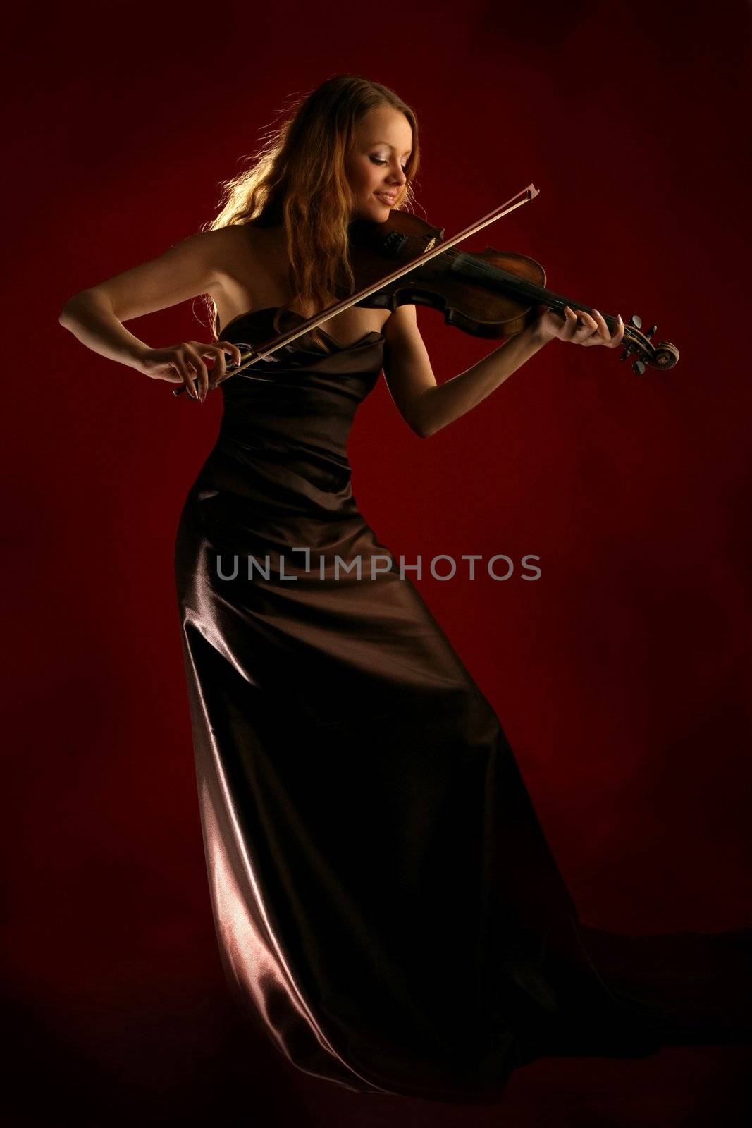 girl playing the violin by skutin
