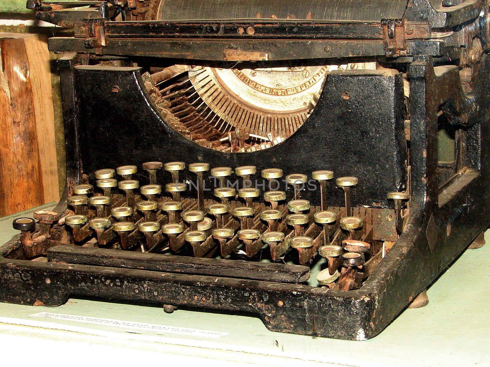 obsolete vintage typewriter by fotosergio