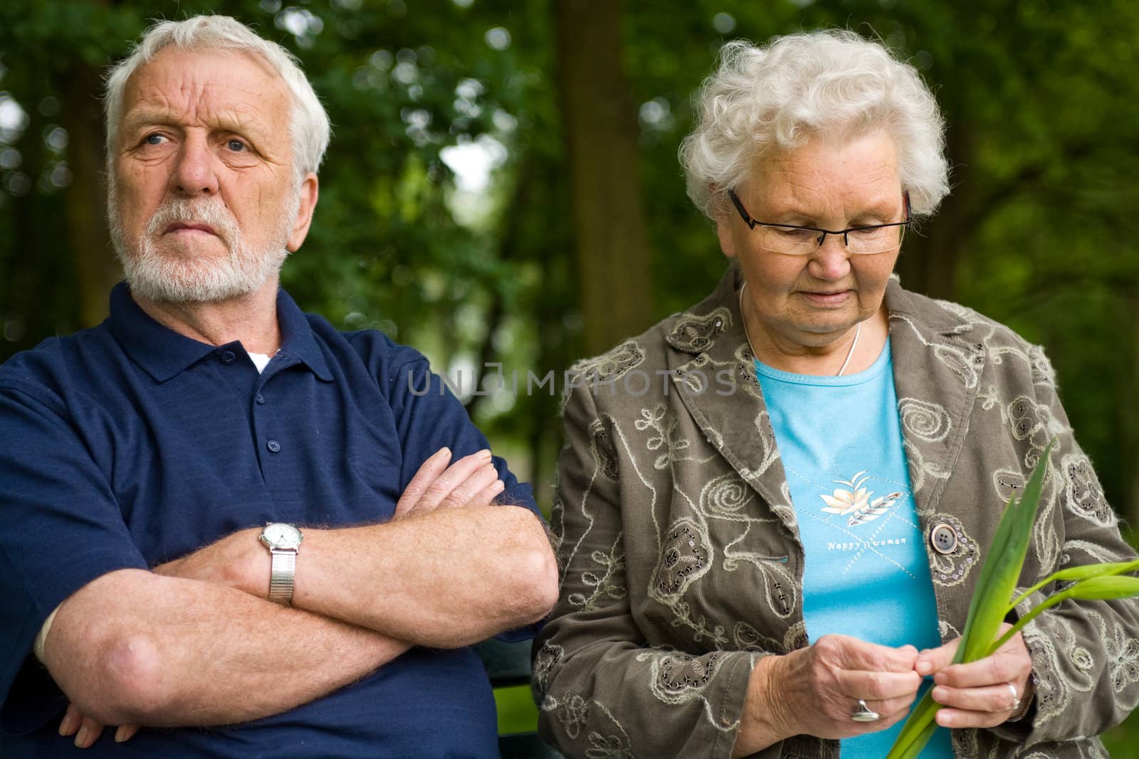 Outside portrait of an elderly couple on a bench