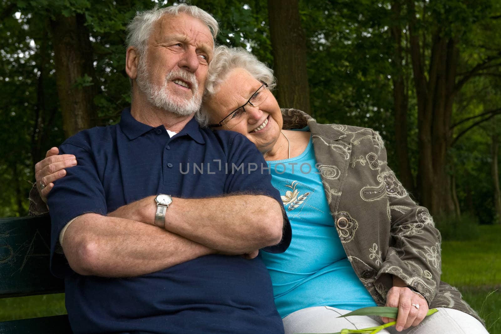 Outside portrait of an elderly couple on a bench