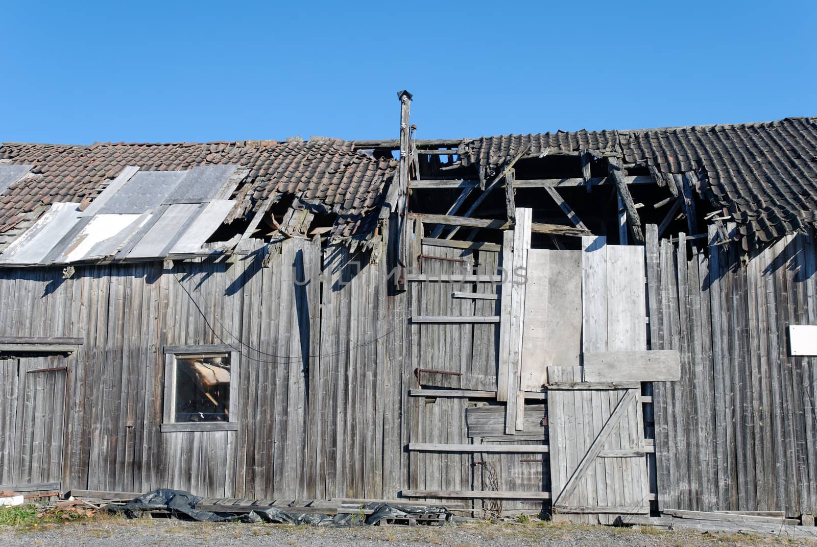 An old amandoned barn in rural Norway
