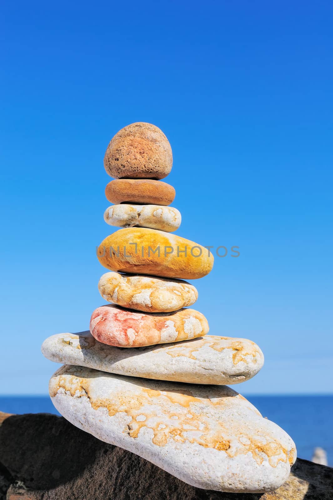 The pebbles in the form of tower on the shore