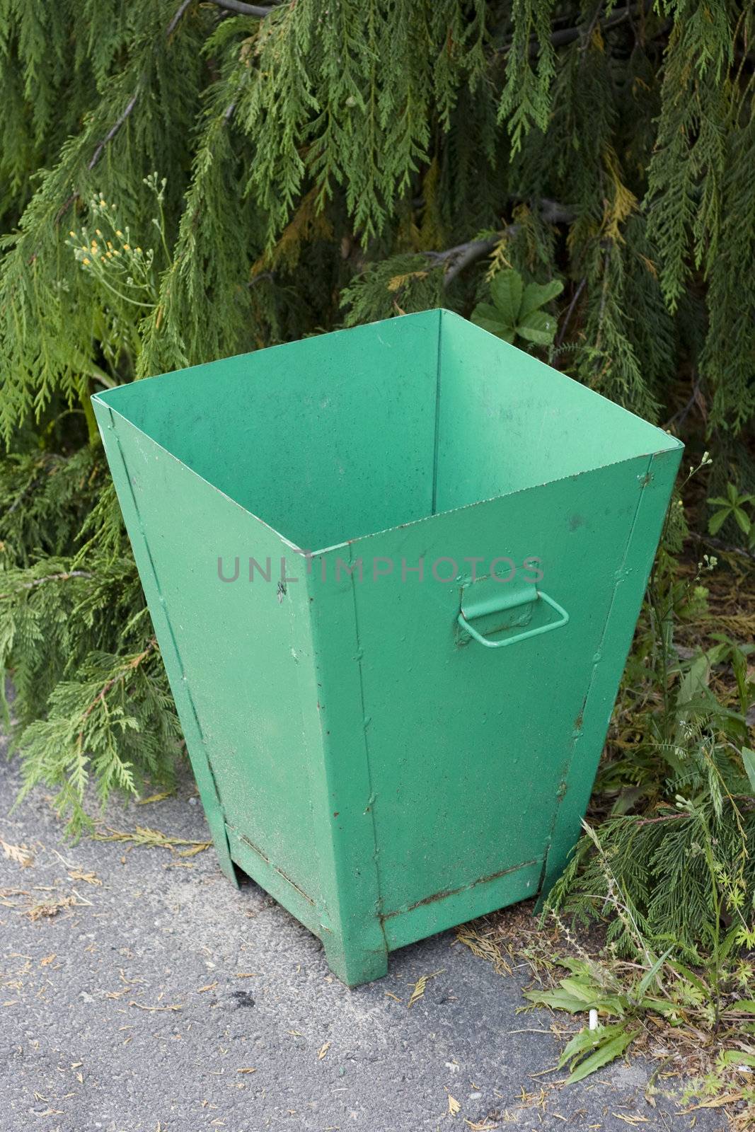 green recycle bin by Yasioo