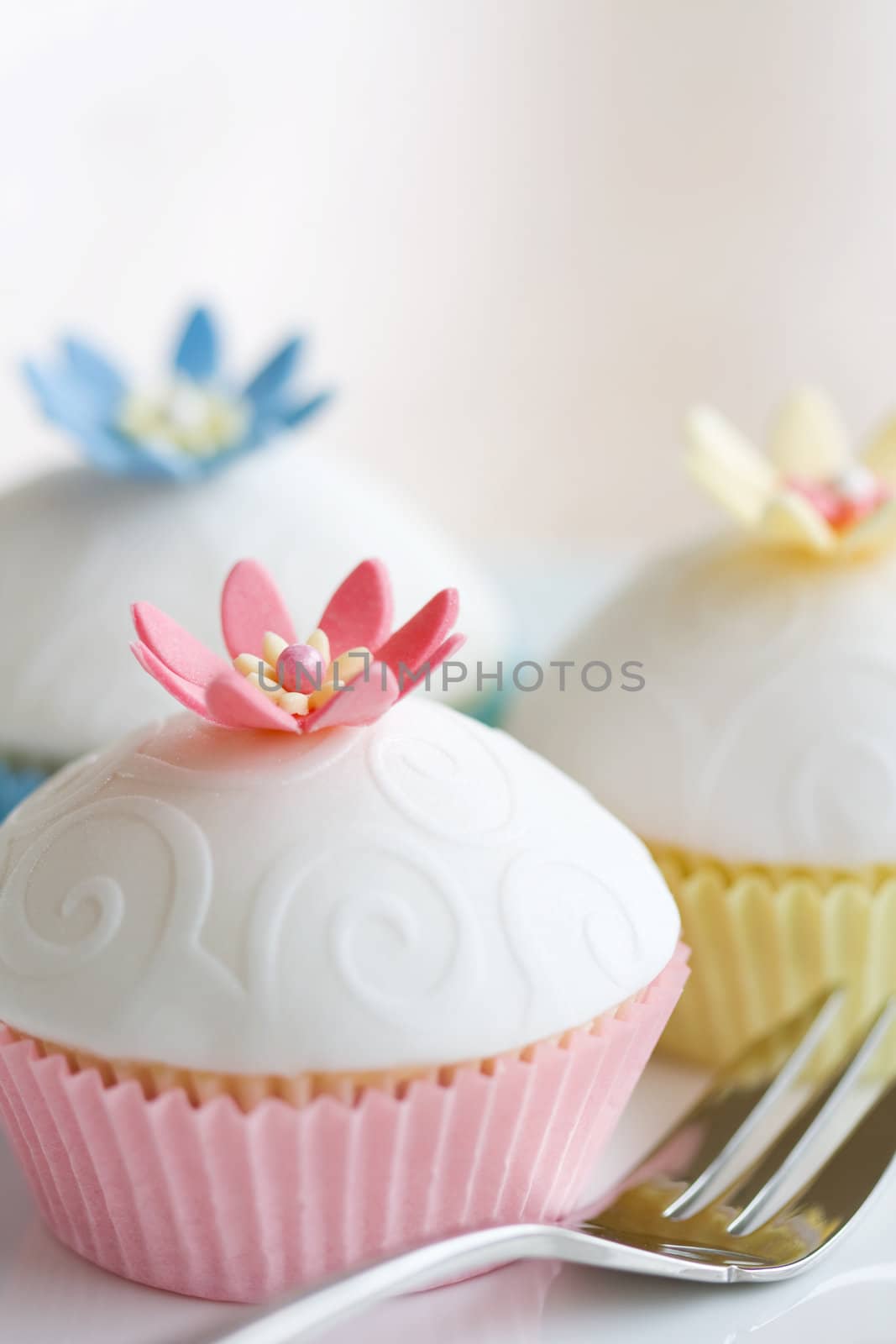 Cupcakes decorated with embossed fondant and sugar flowers