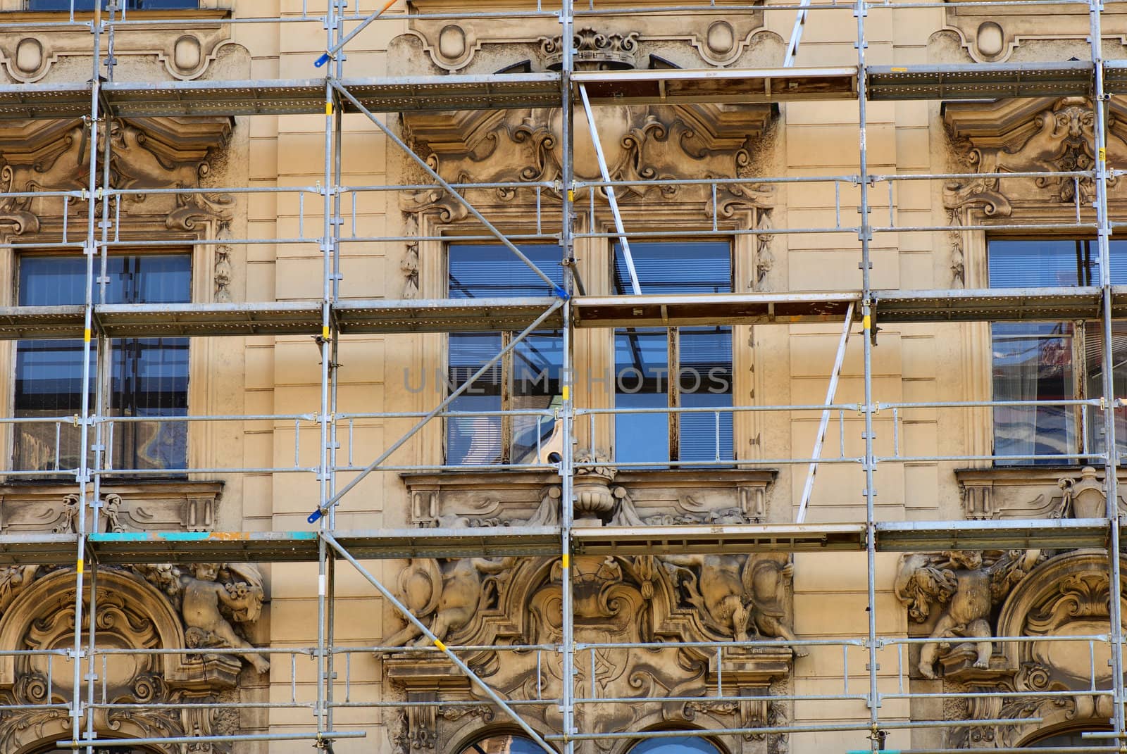 Photo of an old building during the moment of restoration of a facade